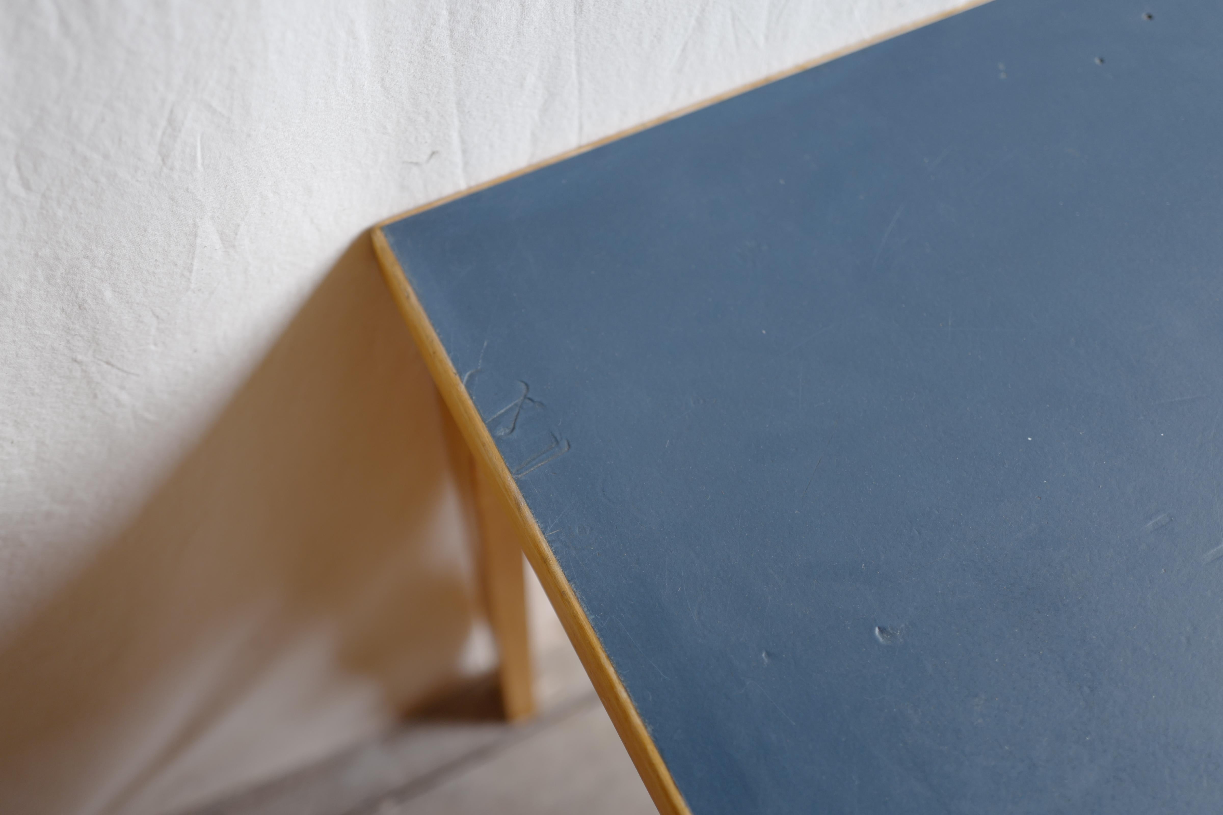 alvar aalto mesa de linóleo azul de los años 60 en Bastante bueno estado para la venta en Tomi, Nagano