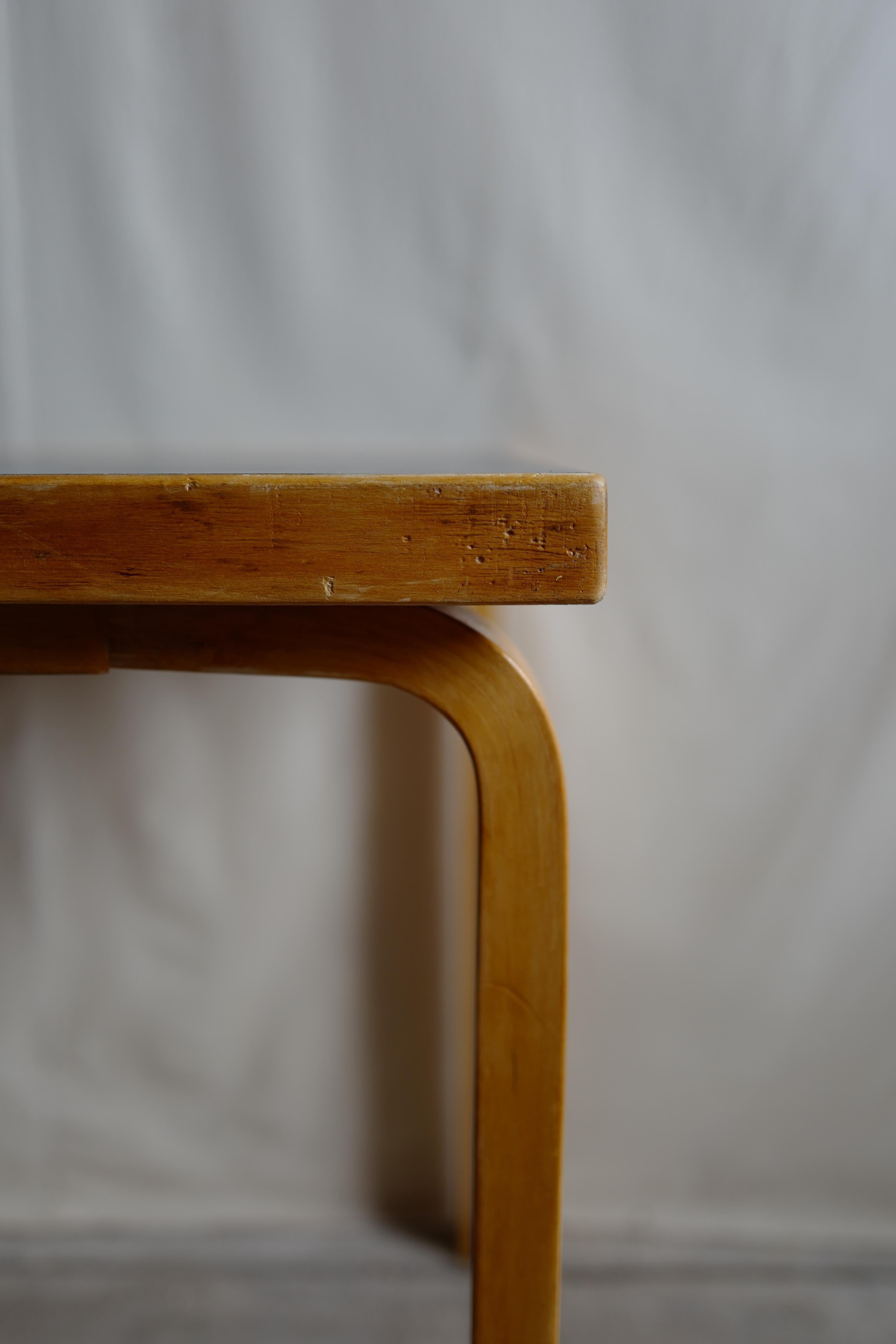 alvar aalto mesa de linóleo azul de los años 60 mediados del siglo XX en venta