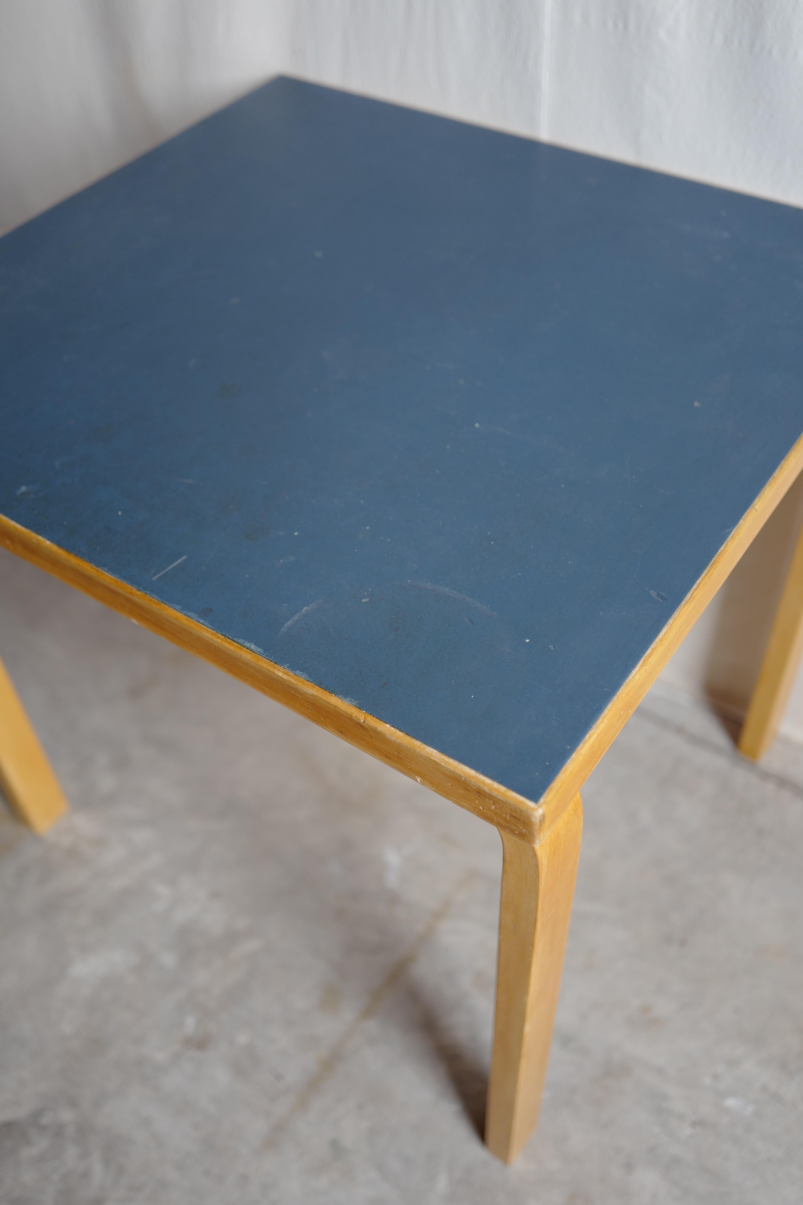 alvar aalto mesa de linóleo azul de los años 60 en venta 1