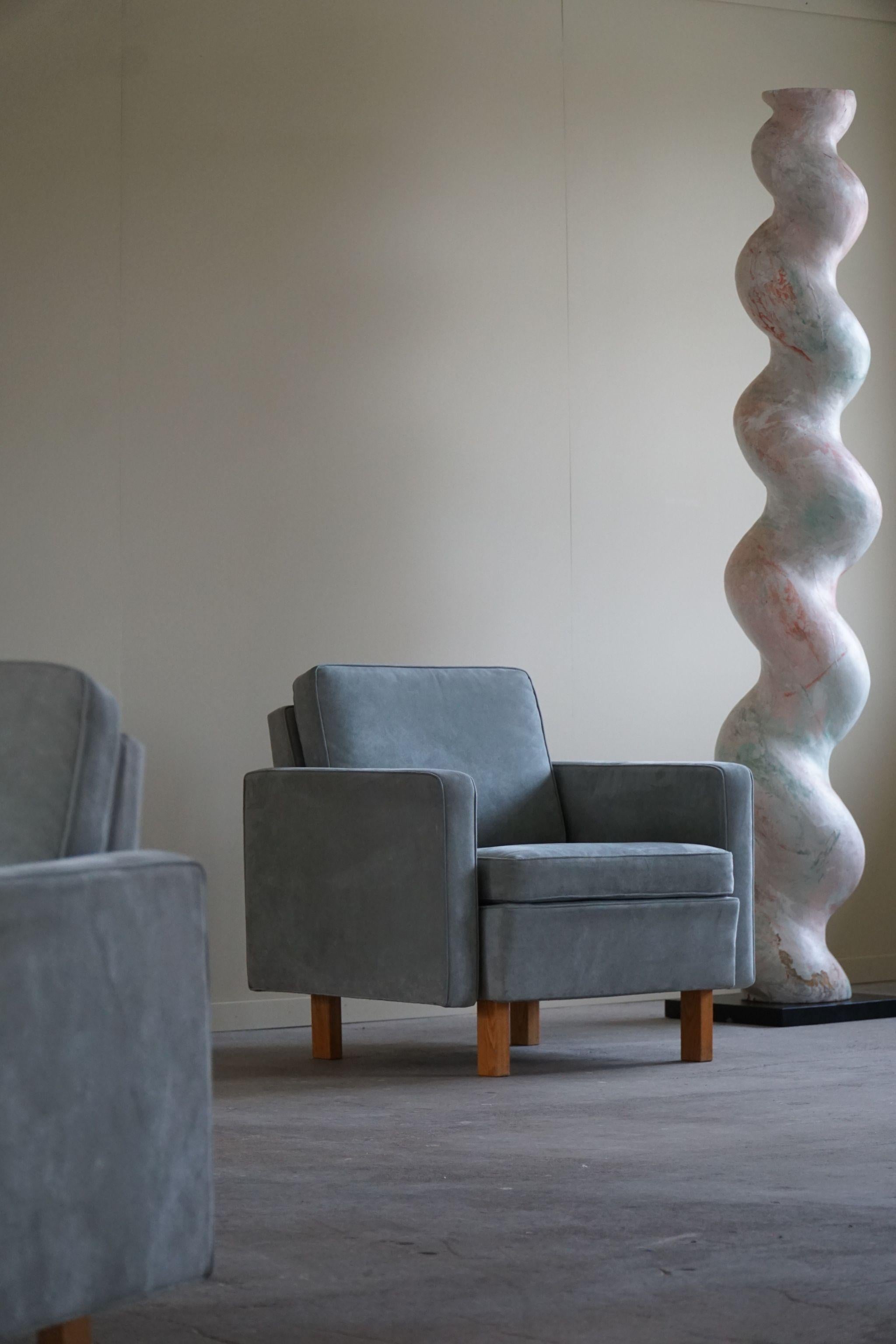 Une paire de chaises longues raffinées, aux pieds en bouleau massif et au tissu tapissé d'un alcantara turquoise. Conçu par Alvar Aalto pour Artek en Finlande. Modèle 