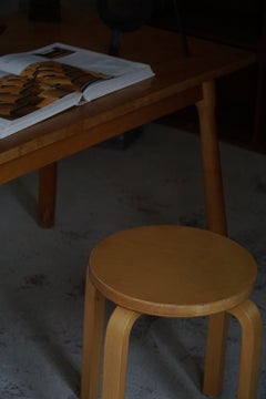 Alvar Aalto, Coppia di sgabelli vintage in betulla, modello "60", prodotti da Artek, anni '70