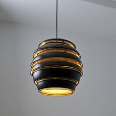 Alvar Aalto A332 „Beehive“-Pendelleuchte aus Messing und Schwarz, Valaistustyö, Finnland, 1950er Jahre