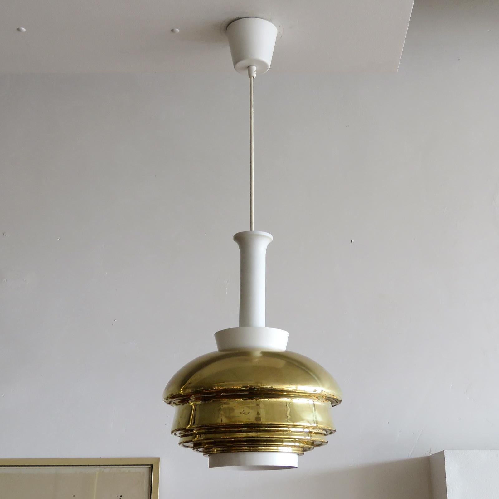 Merveilleuse lampe suspendue, modèle A335 B d'Alvar Aalto, en laiton et métal émaillé blanc, avec couvercle métallique d'origine et bord inférieur blanc, exemple précoce de la fabrication originale Valaisinpaja Oy, Finlande, 1952, marqué, hauteur
