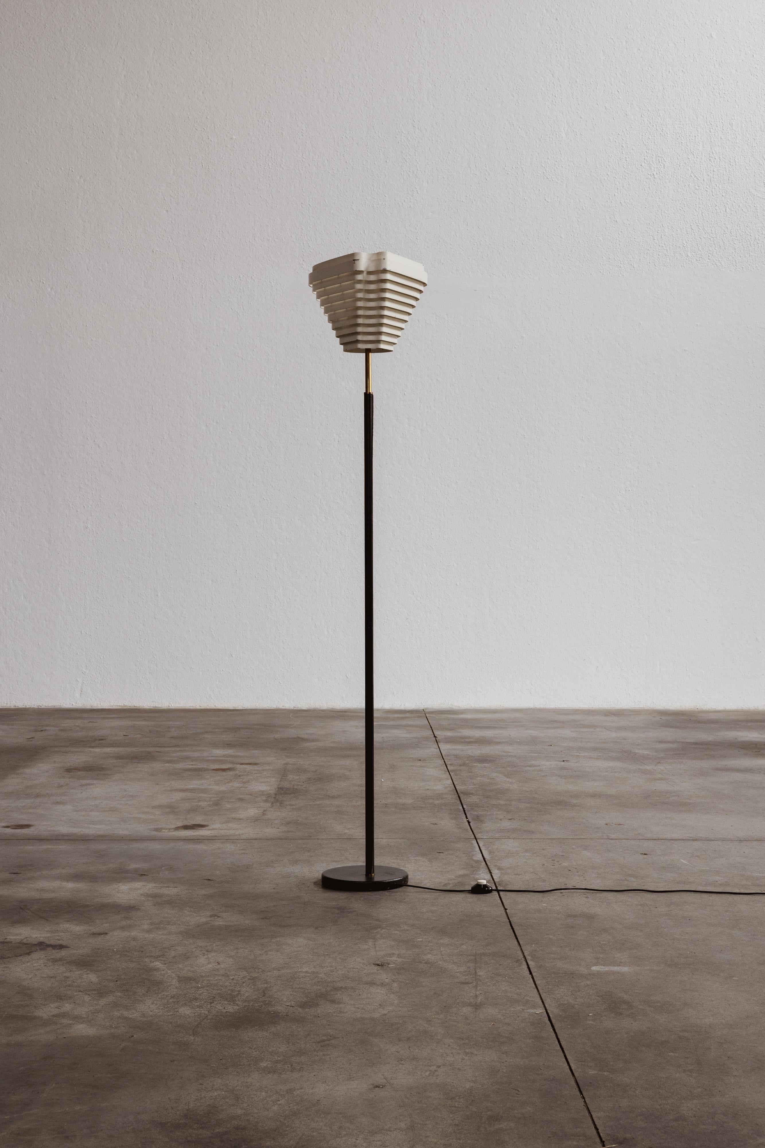 Alvar Aalto A805 Lampadaire à aile d'ange pour Valaistustyö, 1954 en vente 4