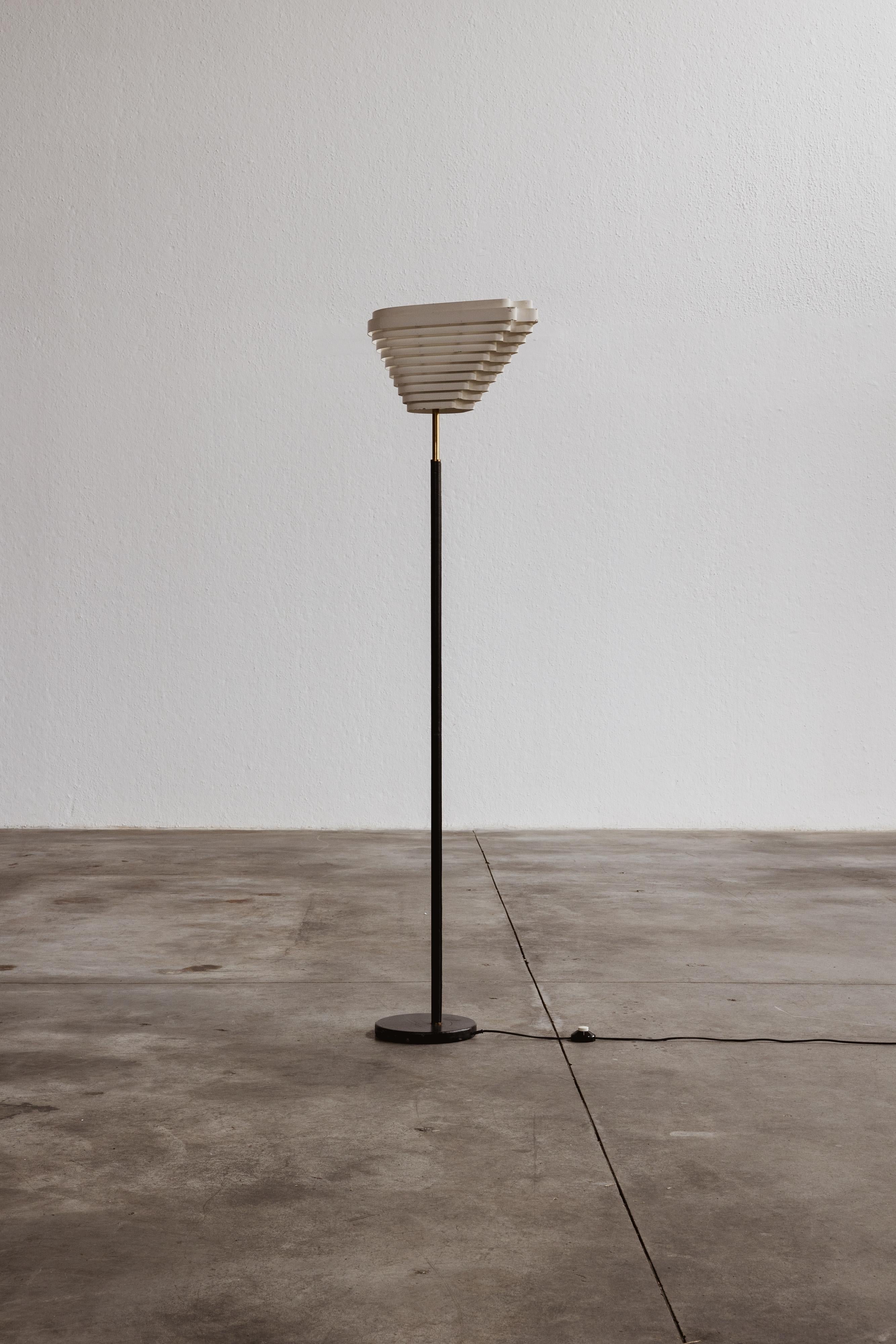 Finlandais Alvar Aalto A805 Lampadaire à aile d'ange pour Valaistustyö, 1954 en vente