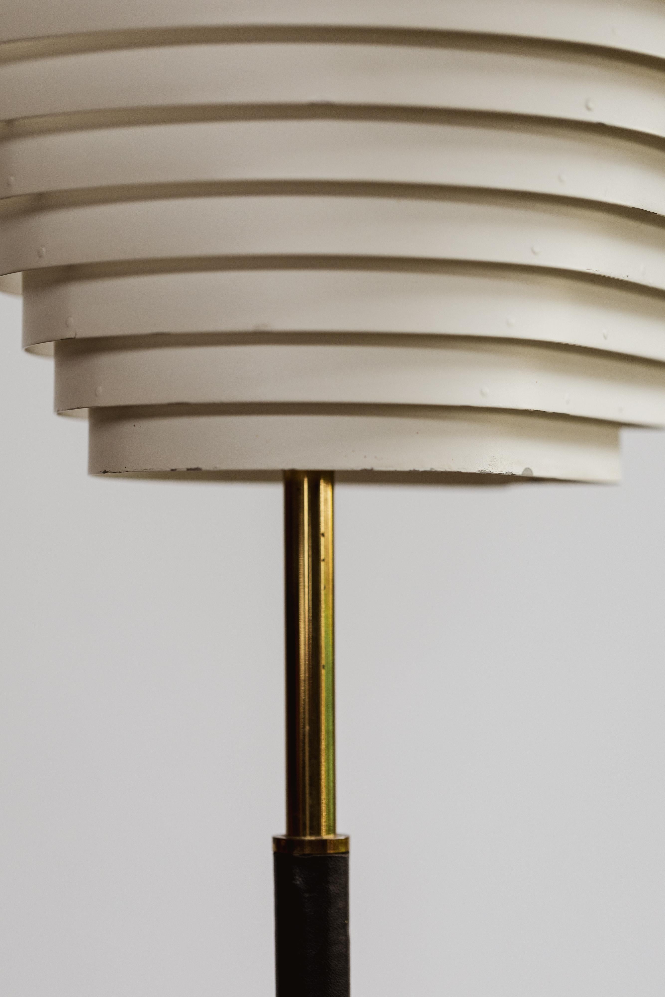 Mid-Century Modern Alvar Aalto A805 Lampadaire à aile d'ange pour Valaistustyö, 1954 en vente