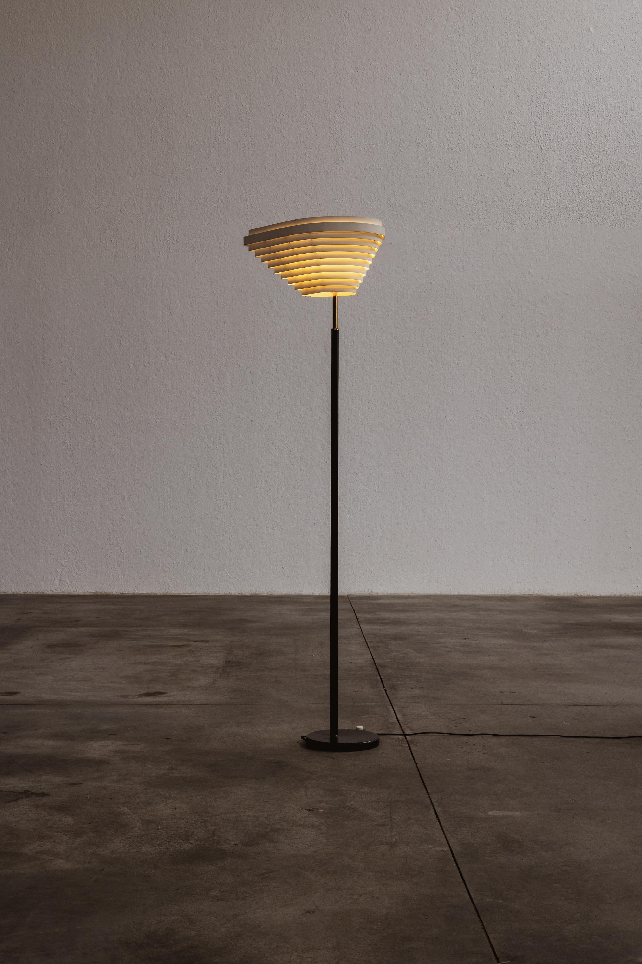 Milieu du XXe siècle Alvar Aalto A805 Lampadaire à aile d'ange pour Valaistustyö, 1954 en vente