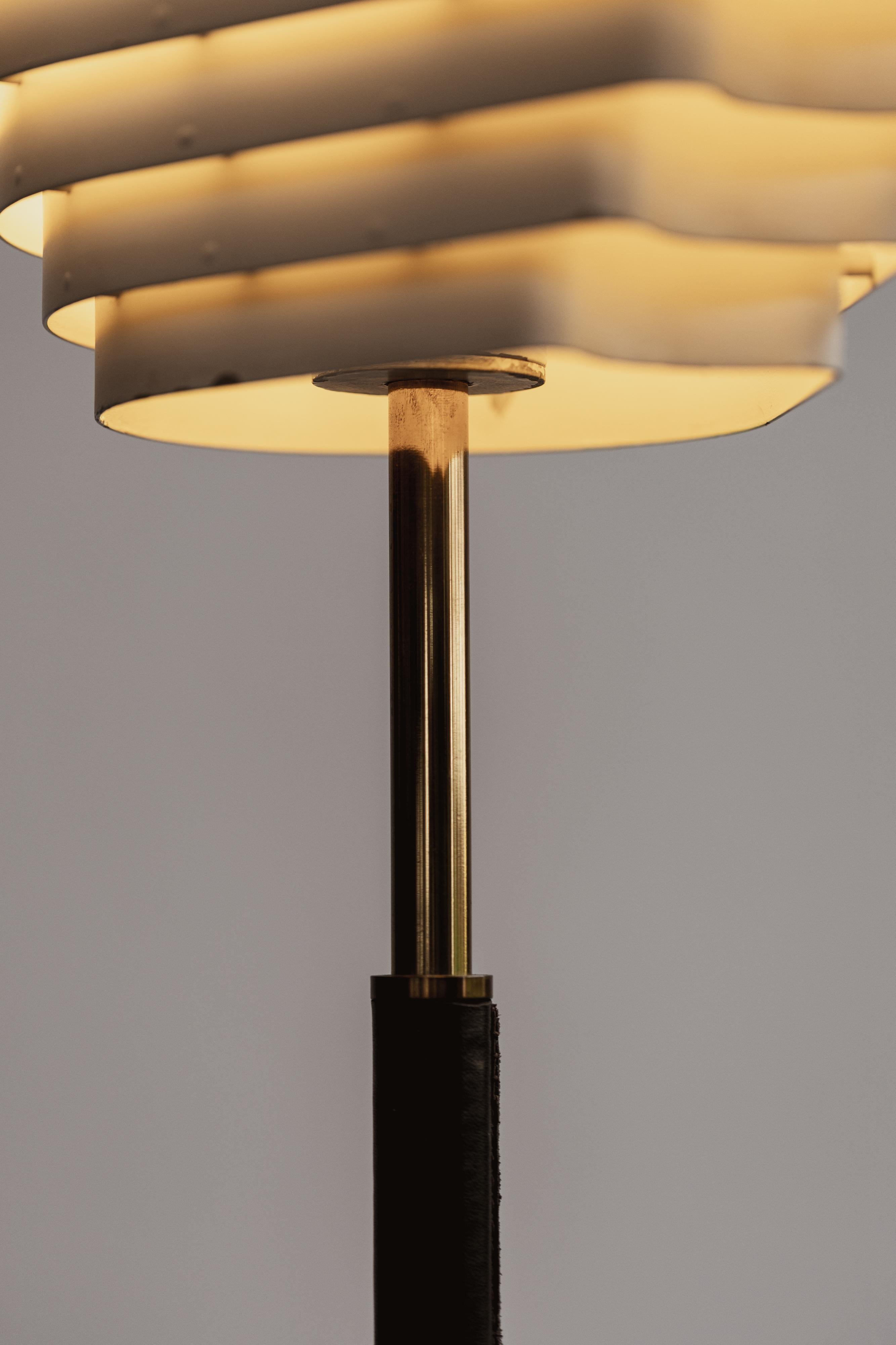 Laiton Alvar Aalto A805 Lampadaire à aile d'ange pour Valaistustyö, 1954 en vente