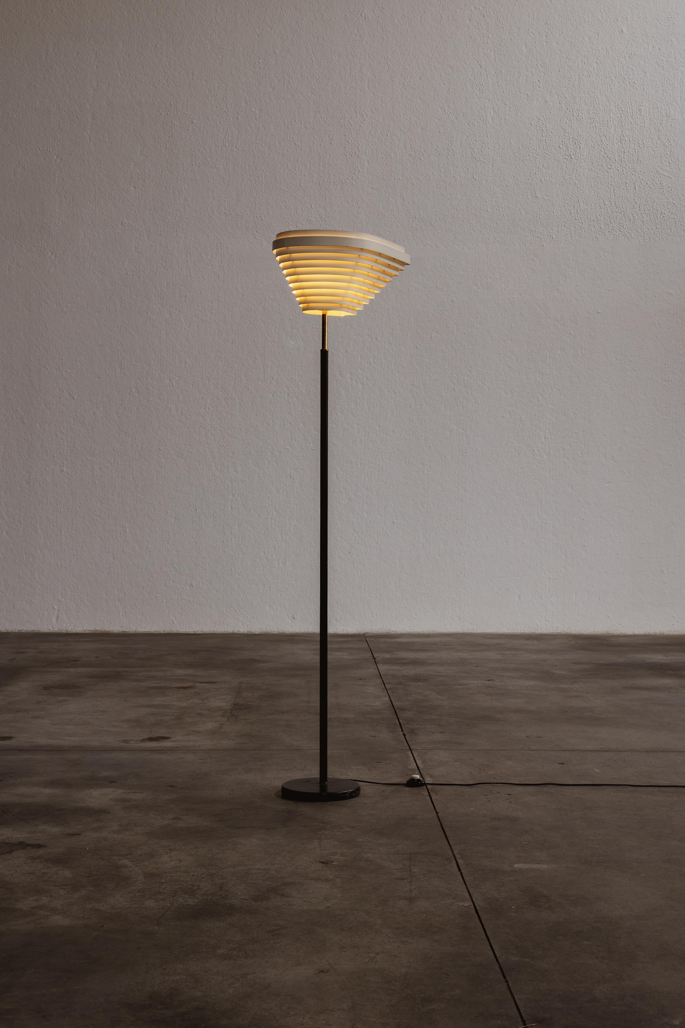 Alvar Aalto A805 Lampadaire à aile d'ange pour Valaistustyö, 1954 en vente 2