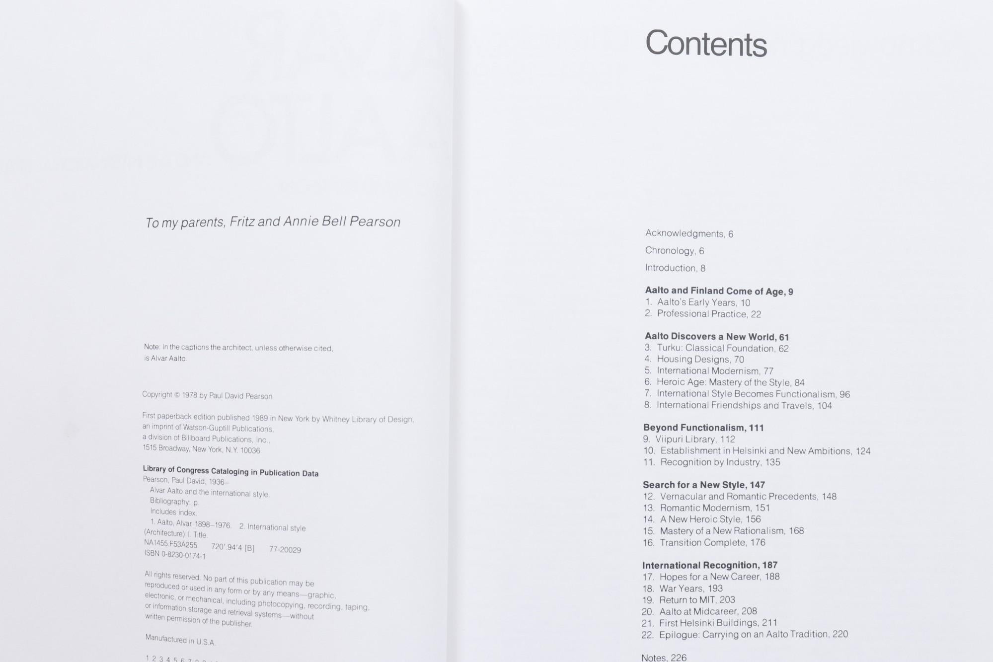 Alvar Aalto e lo stile internazionale di Paul David Pearson. Libro con copertina morbida, pubblicato nel 1989 dalla Whitney Library of Design. Illustrato, 240 pagine.
