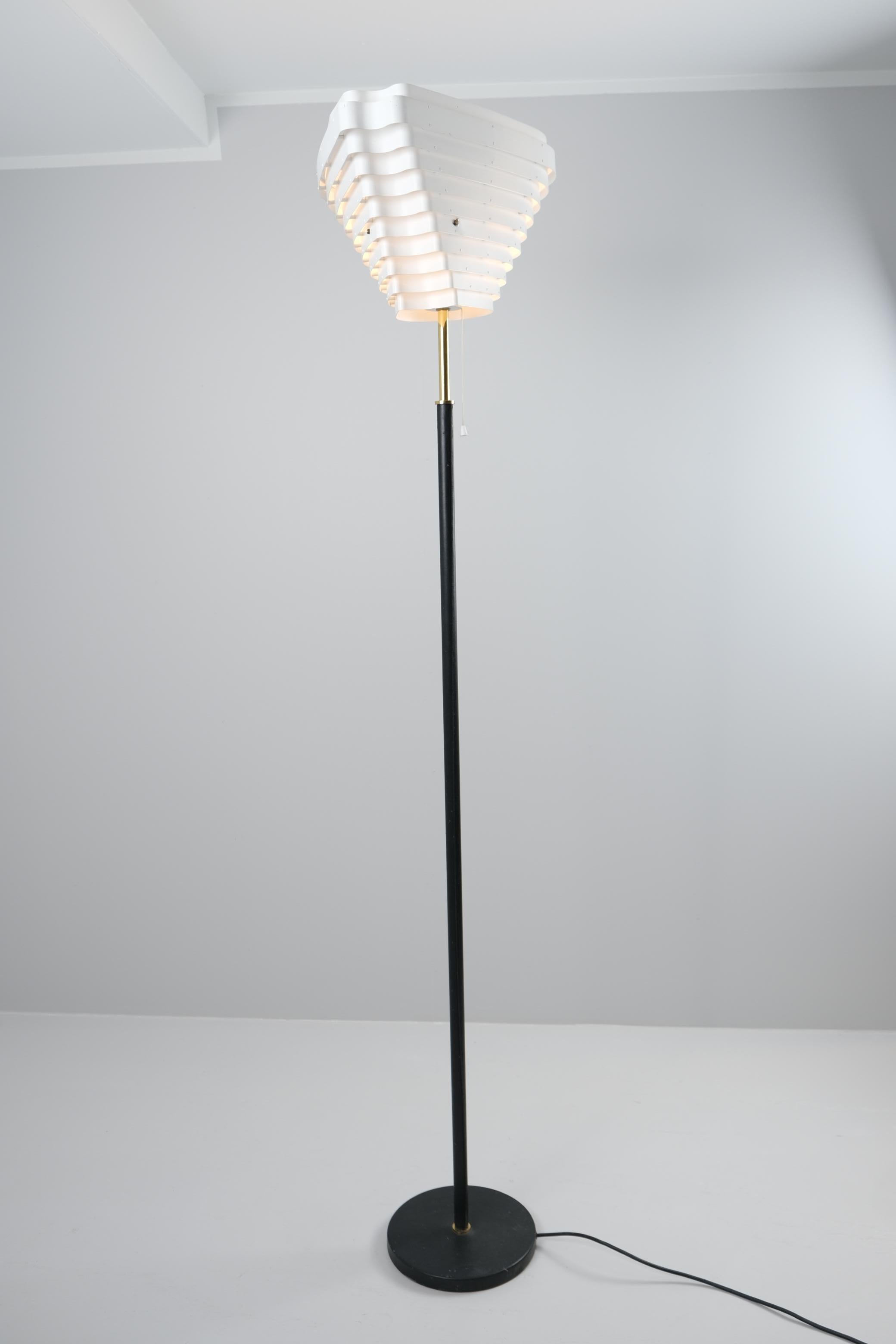 Alvar Aalto Angel Wing Floor Lamp A805 White, Brass & Leather Valaisinpaja 1980s For Sale 5