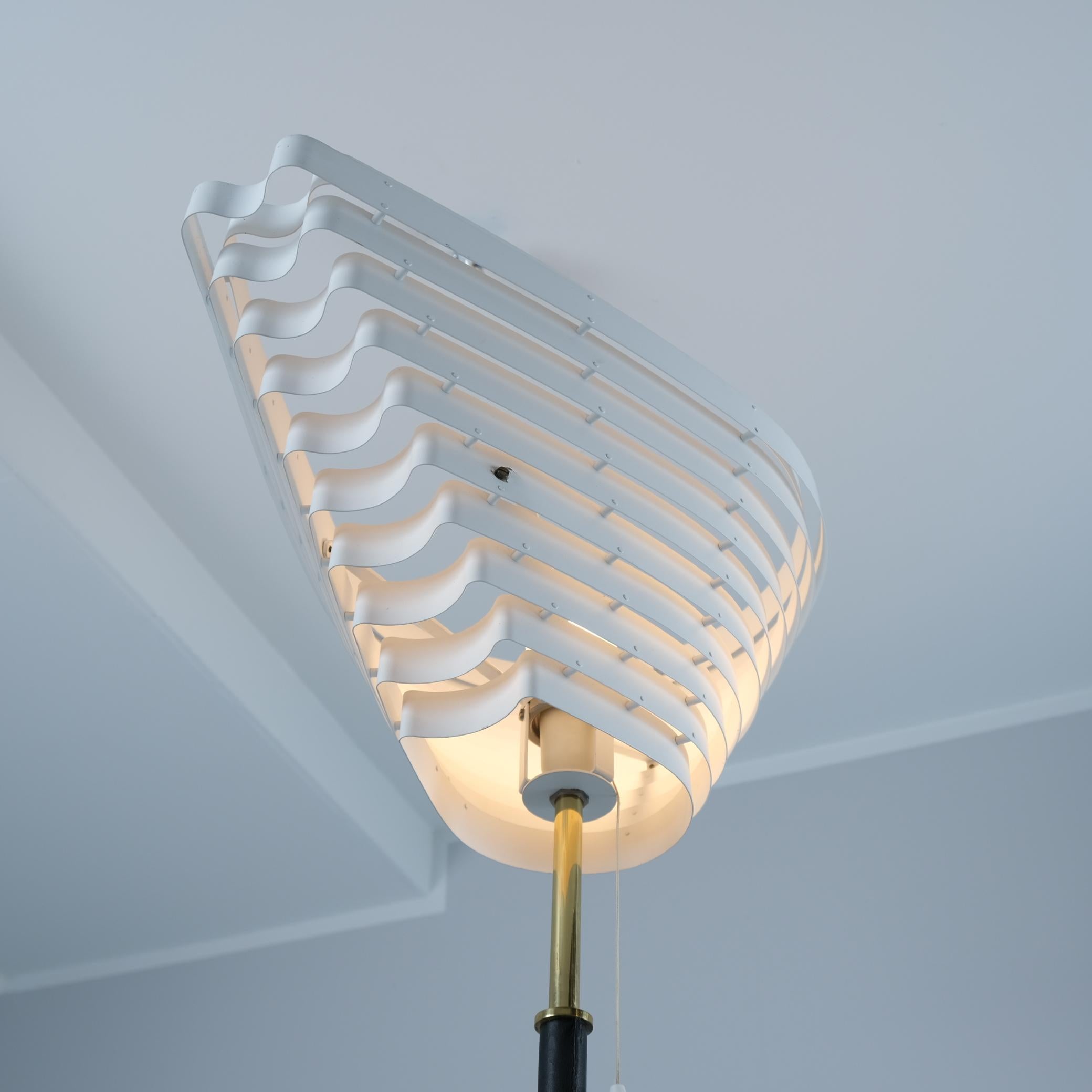 Alvar Aalto Angel Wing Floor Lamp A805 White, Brass & Leather Valaisinpaja 1980s For Sale 7