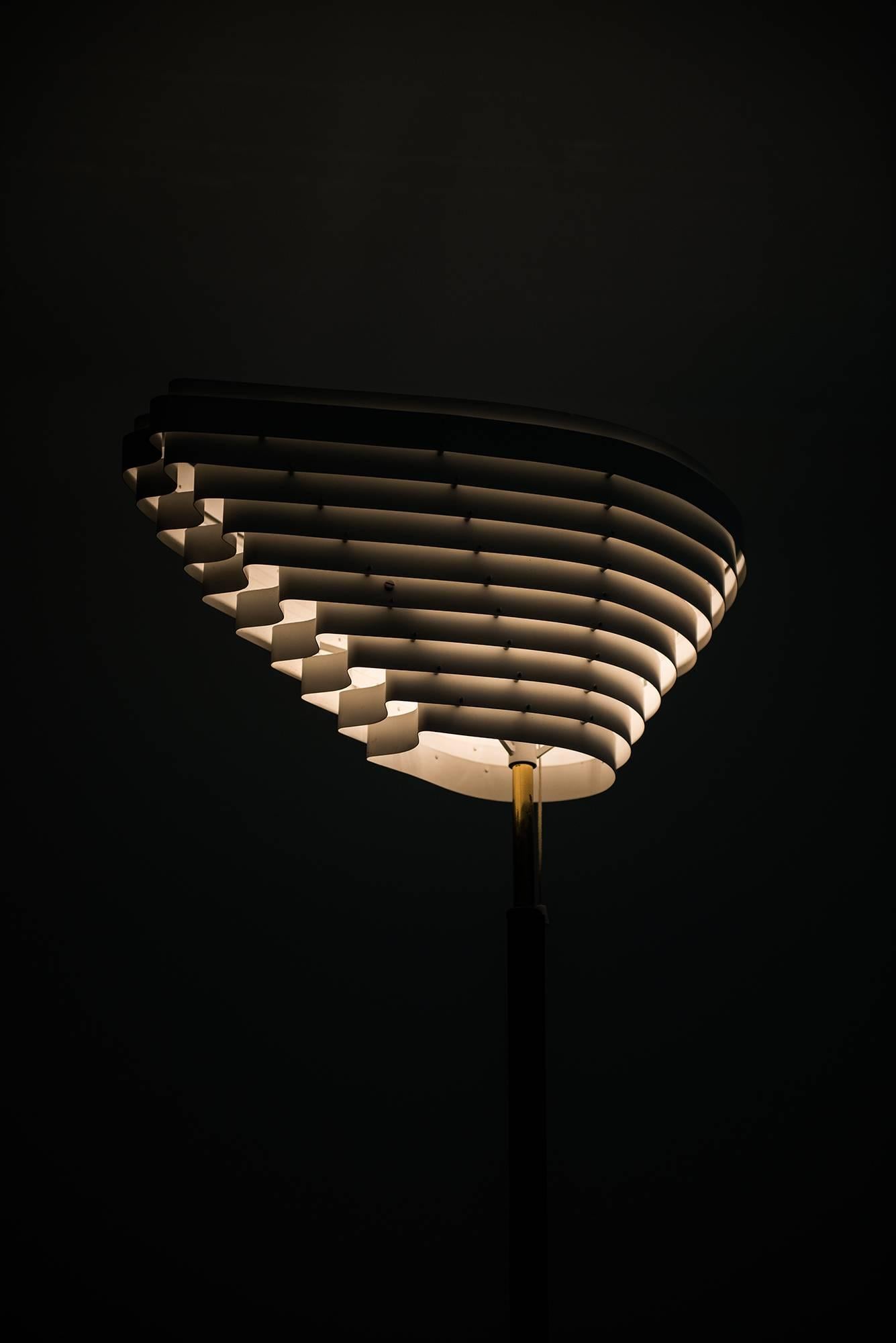 Alvar Aalto, Stehlampe mit Engelsflügeln von Valaistustyö in Finnland im Angebot 5