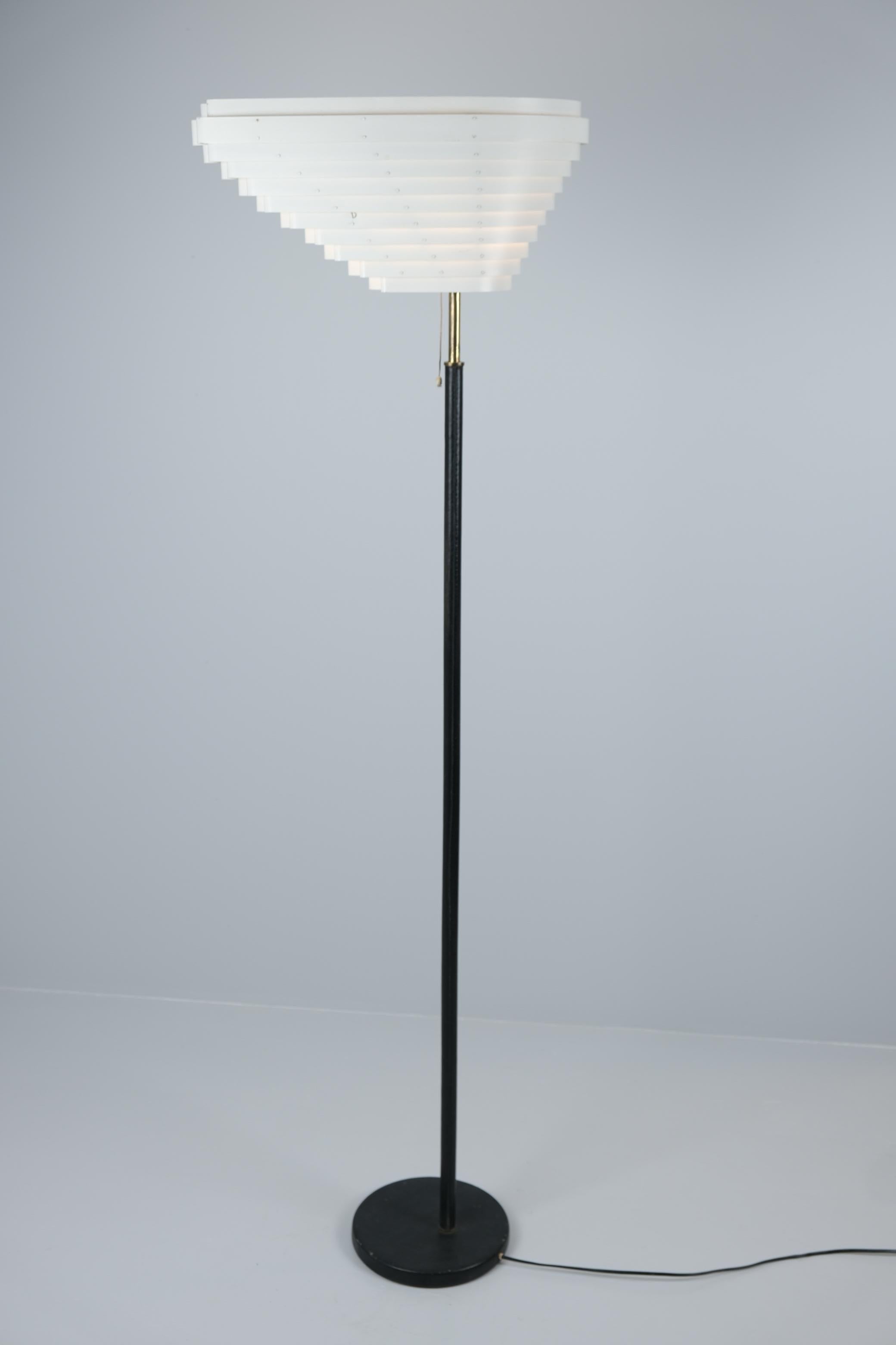 Alvar Aalto Engelsflügel Stehleuchte in Weiß & Leder A805, Valaistustyö 1950er Jahre (Skandinavische Moderne) im Angebot