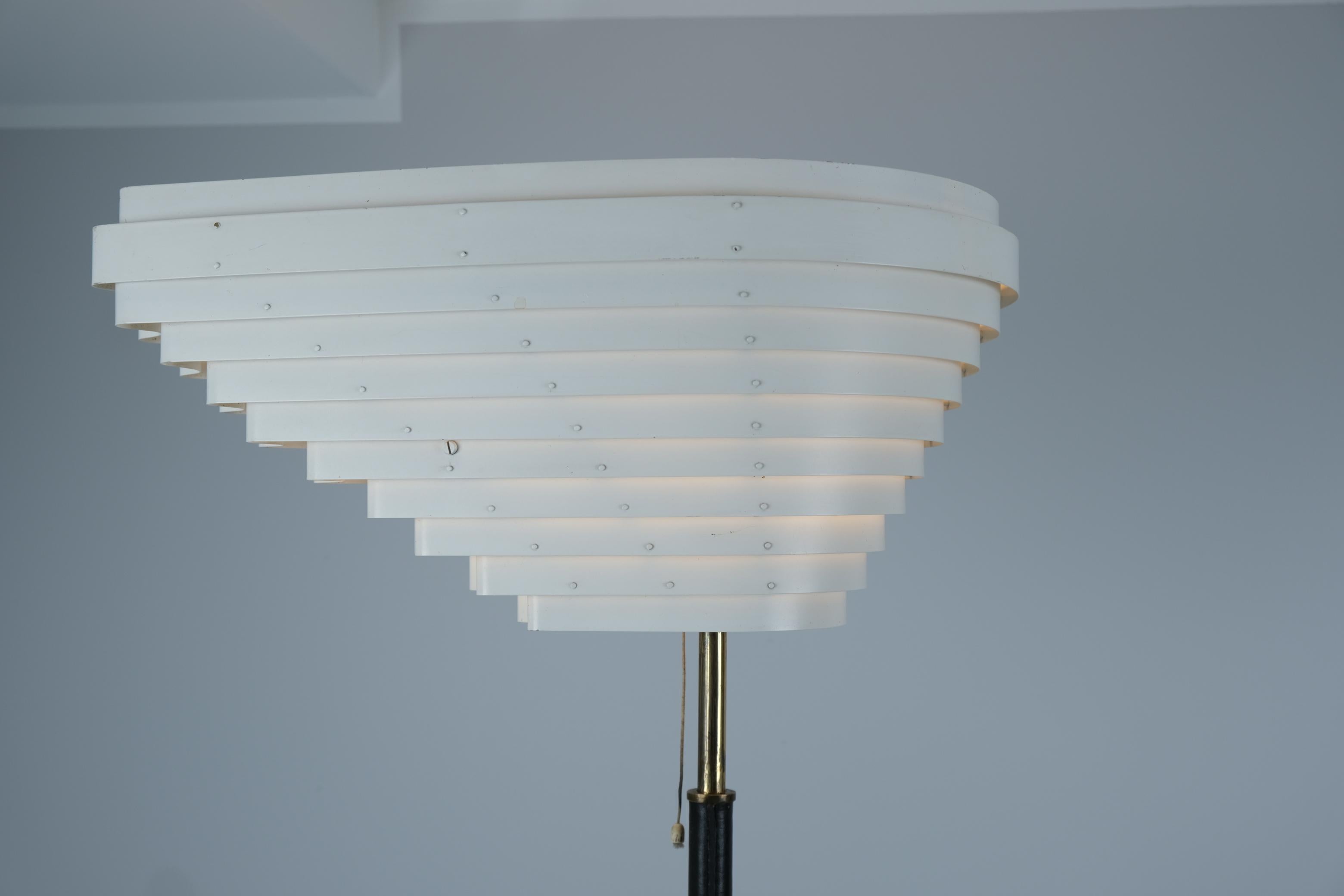 Alvar Aalto Engelsflügel Stehleuchte in Weiß & Leder A805, Valaistustyö 1950er Jahre (Finnisch) im Angebot
