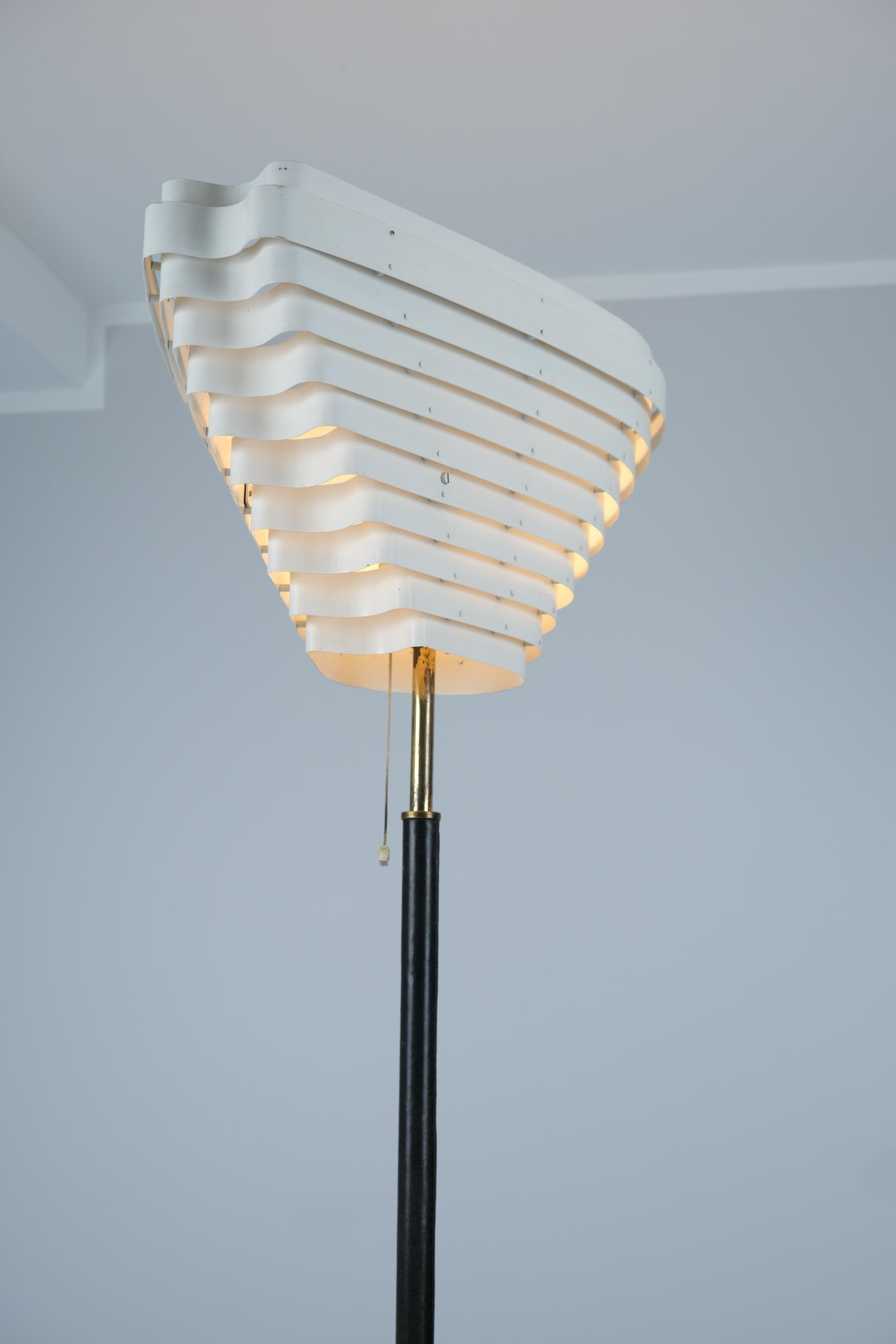 Alvar Aalto Engelsflügel Stehleuchte in Weiß & Leder A805, Valaistustyö 1950er Jahre im Angebot 2