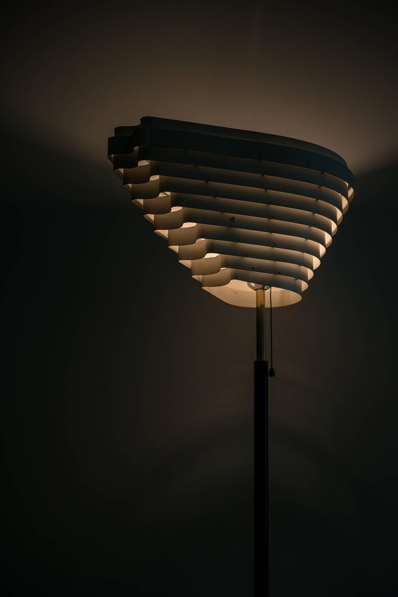 Alvar Aalto Angel Wing Floor Lamp Model A805 by Valaistustyö in Finland For Sale 2