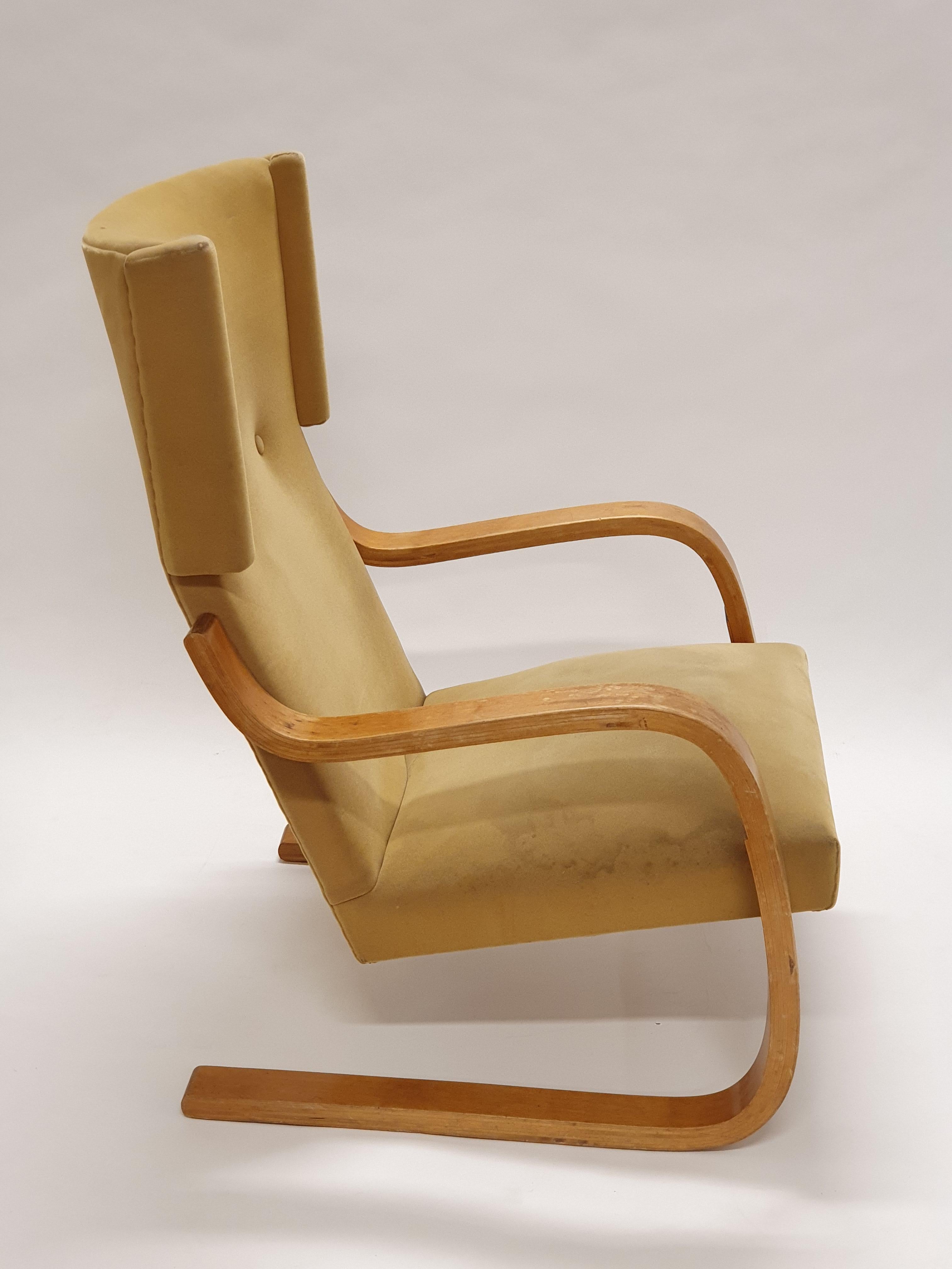 Poltrona Artek 401 con rivestimento originale in pelle scamosciata verde. Design di Alvar Aalto. La sedia risale agli anni '50 ed è in ottime condizioni per la sua età. Bella patina sul legno.