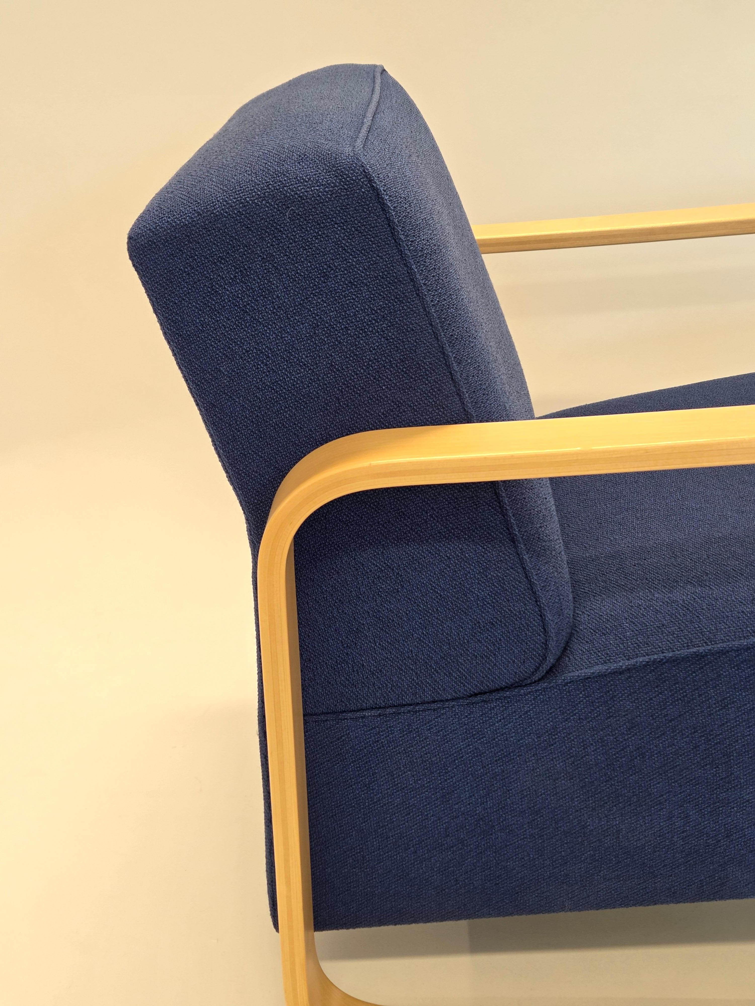Scandinavo moderno Alvar Aalto Armchair 44 by Artek in vendita