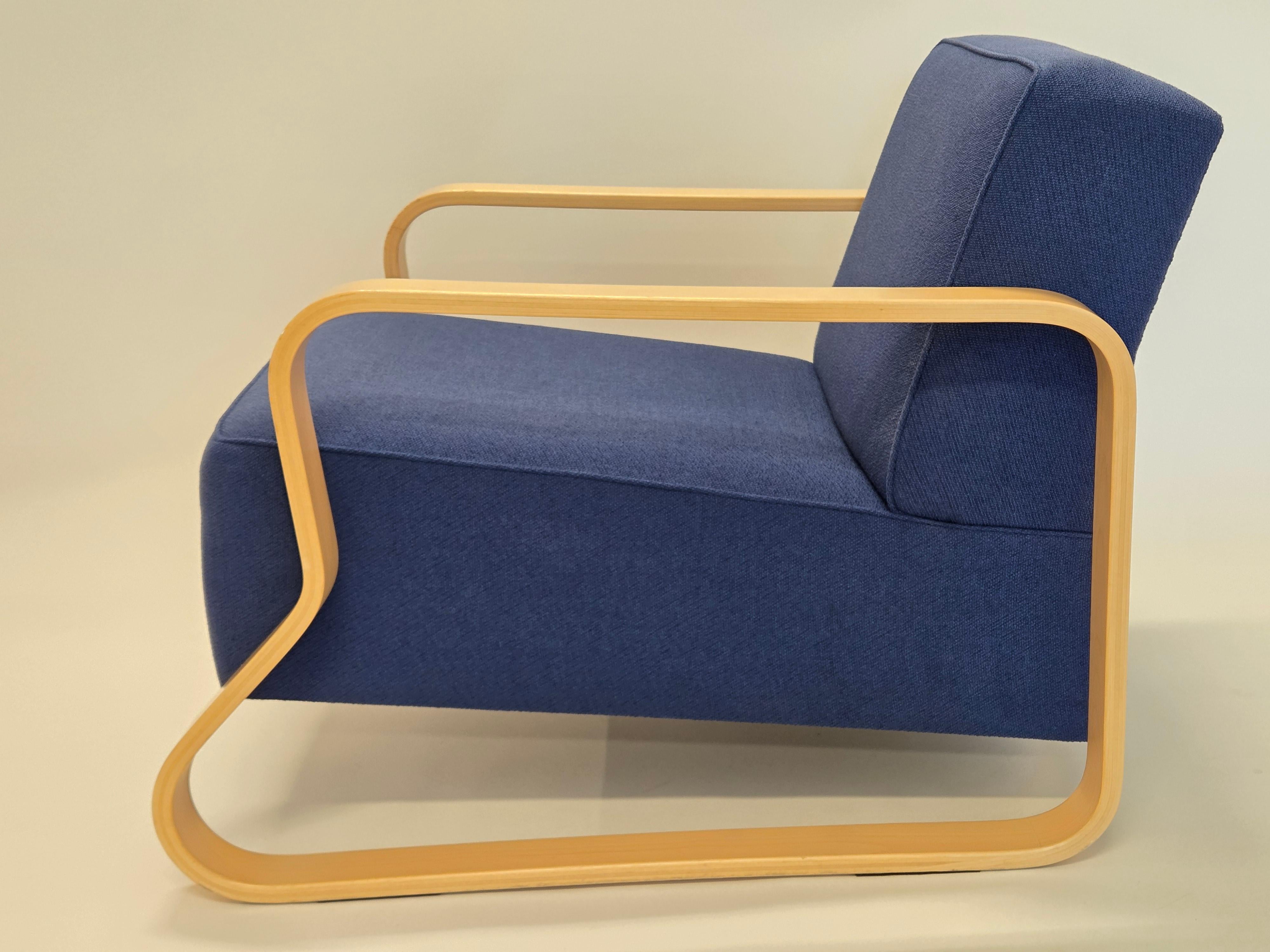Fine XX secolo Alvar Aalto Armchair 44 by Artek in vendita