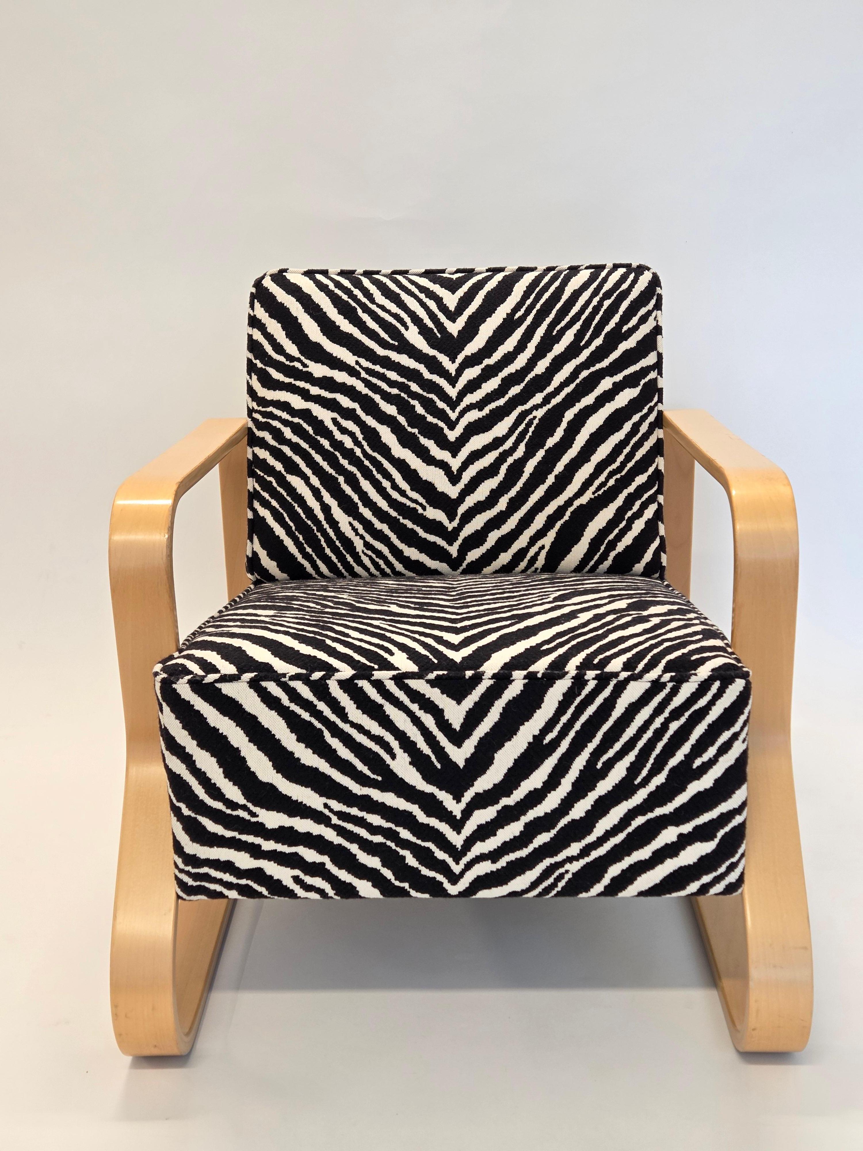 Sessel Modell 44, entworfen von Alvar Aalto und hergestellt von Artek. Der Stuhl ist aus Birke gefertigt und mit dem berühmten Zebra-Stoff von Artek gepolstert. 