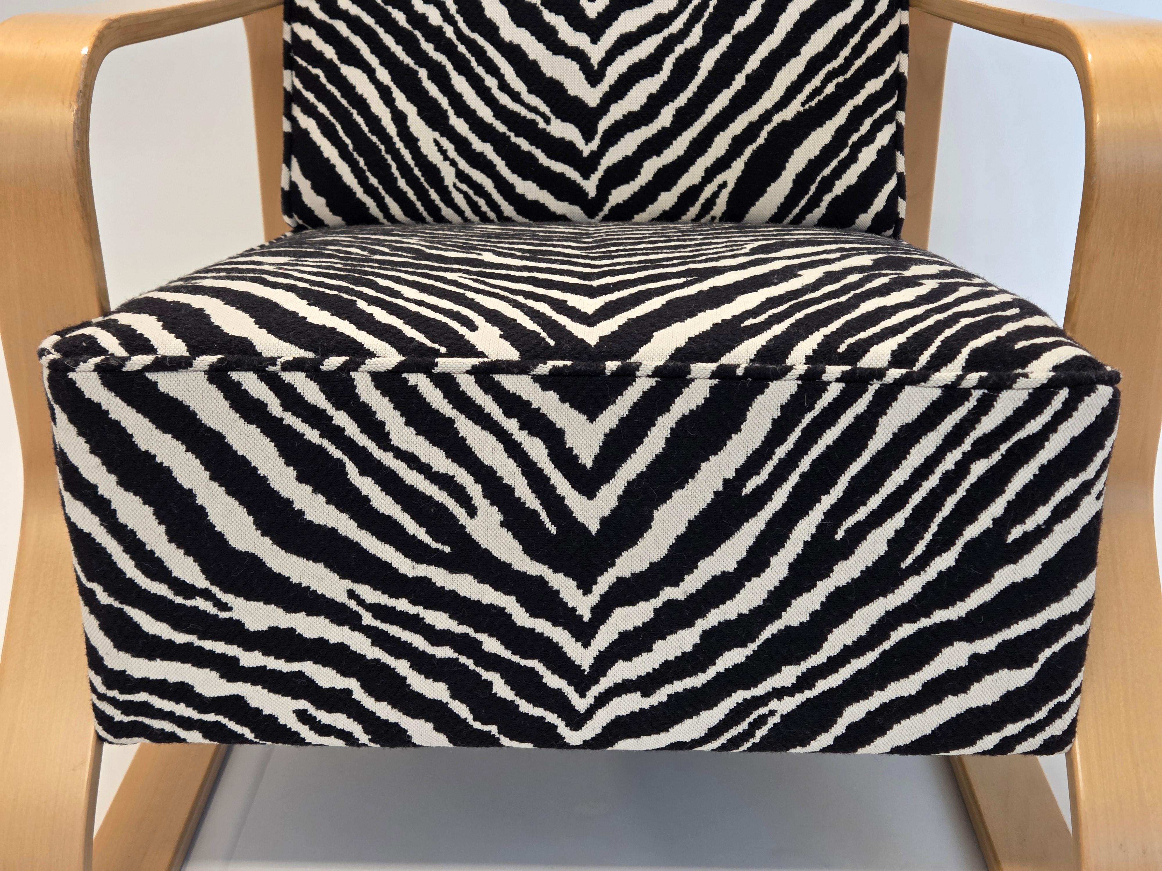 Alvar Aalto Sessel 44 mit Zebra-Polsterung (Skandinavische Moderne) im Angebot