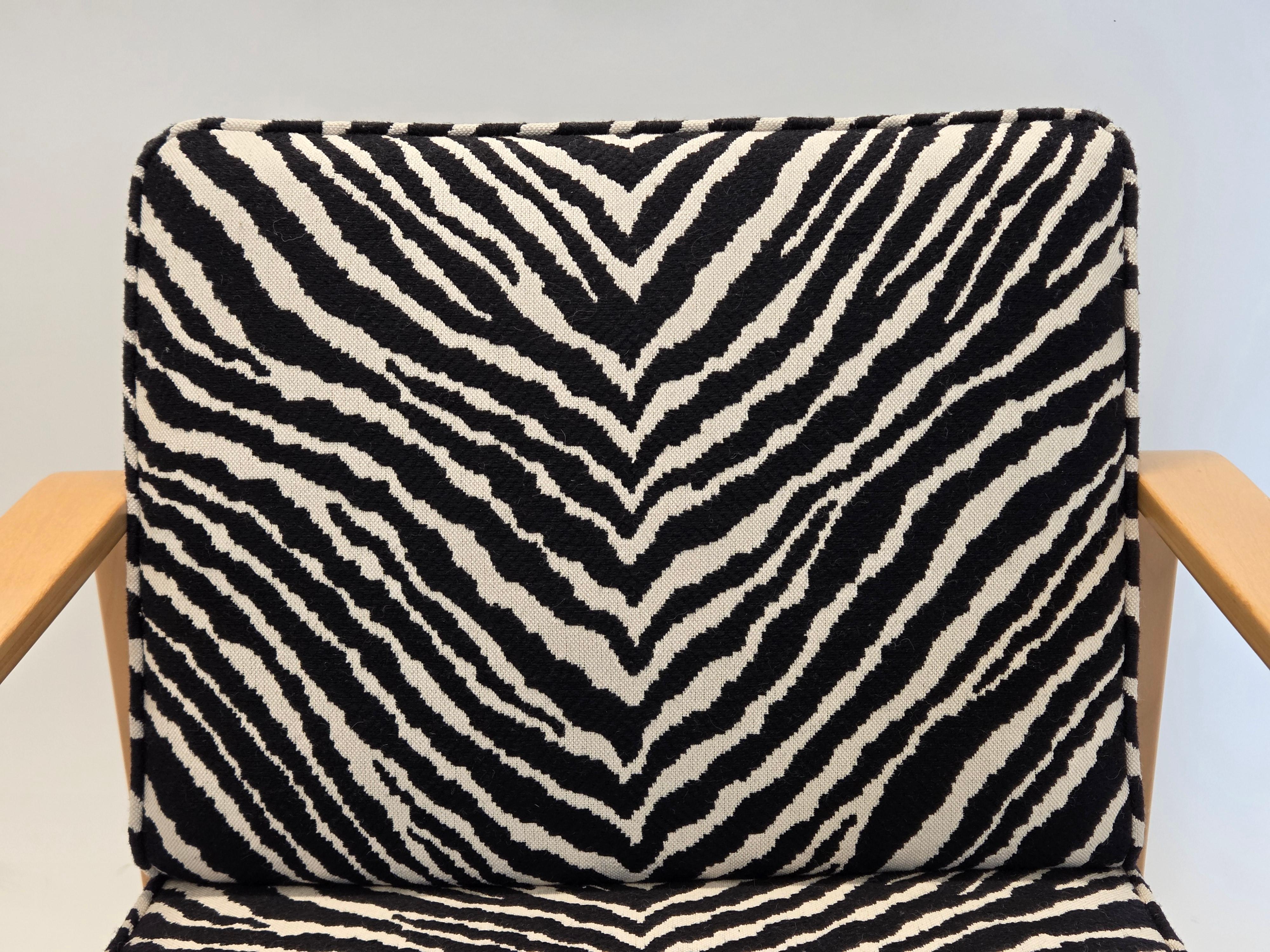 Alvar Aalto Sessel 44 mit Zebra-Polsterung (Finnisch) im Angebot