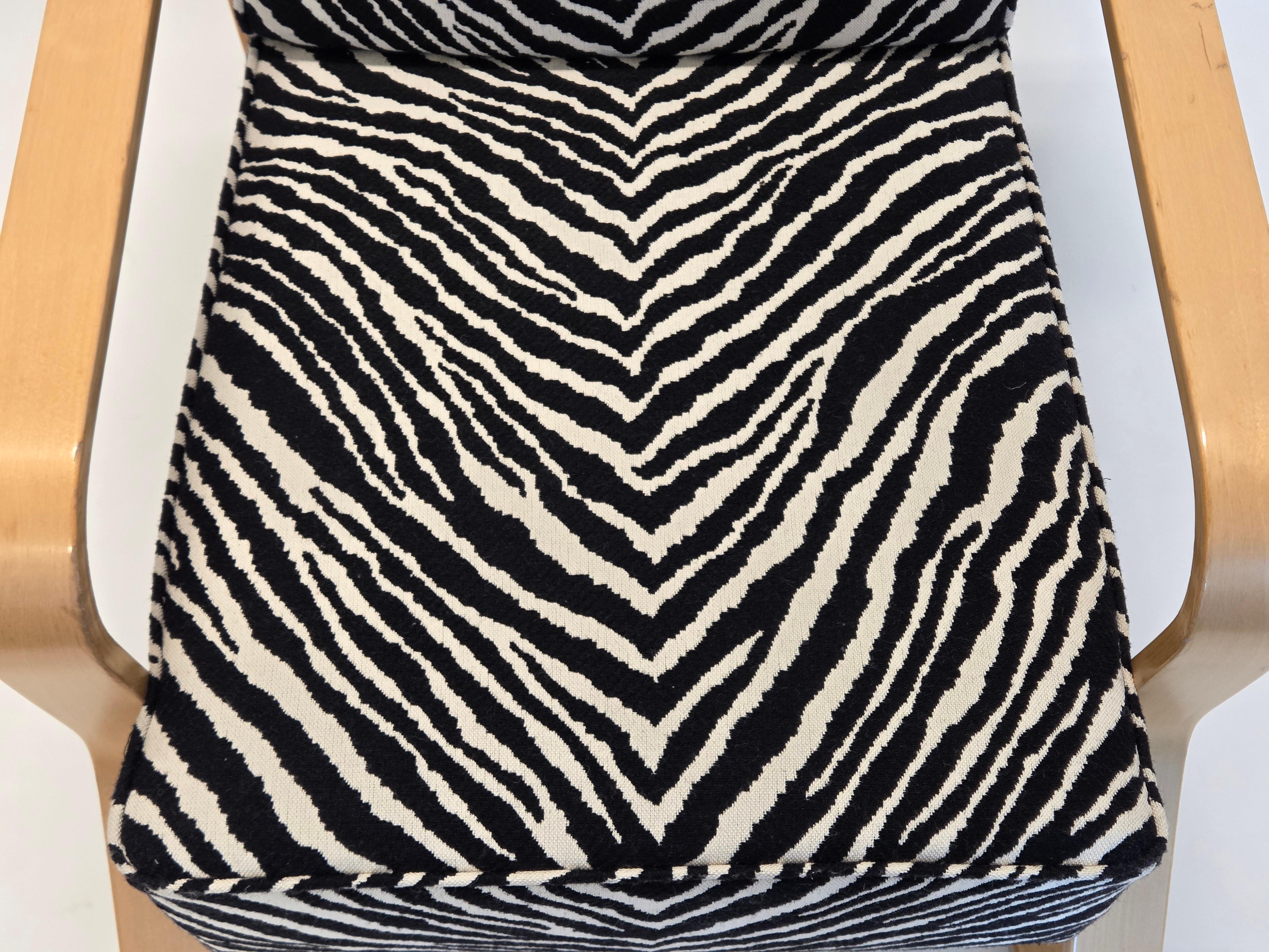 Alvar Aalto Sessel 44 mit Zebra-Polsterung im Zustand „Gut“ im Angebot in Espoo, FI