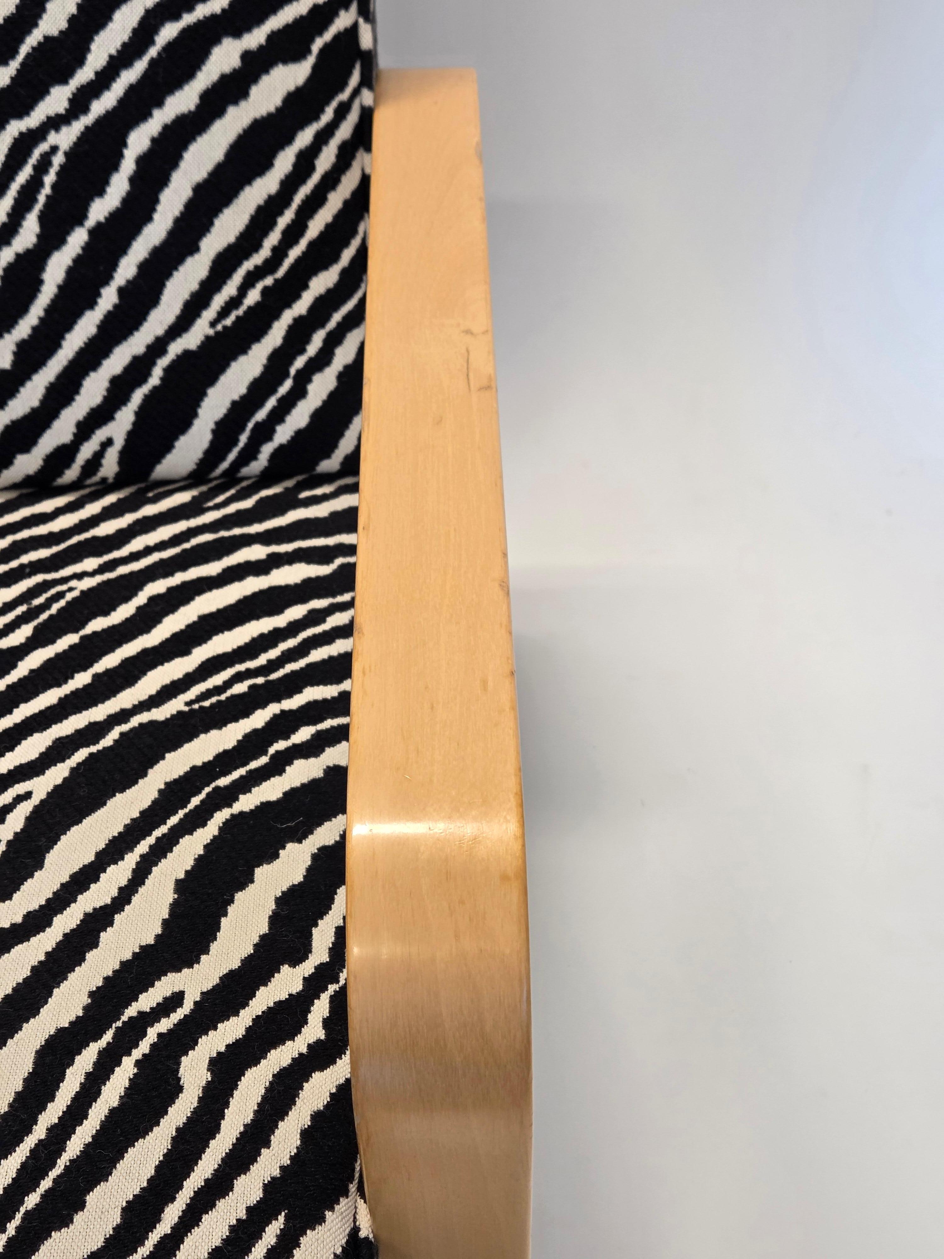 Alvar Aalto Sessel 44 mit Zebra-Polsterung (Ende des 20. Jahrhunderts) im Angebot