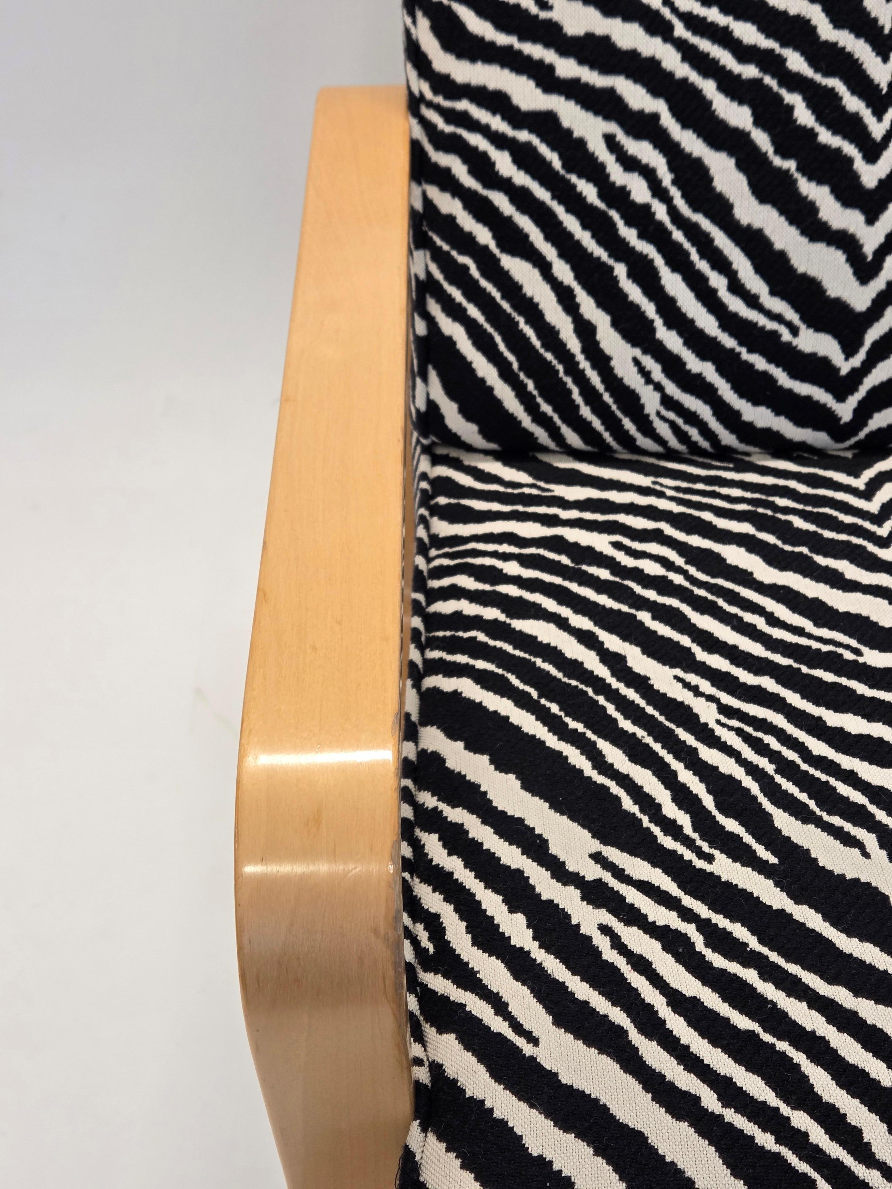 Alvar Aalto Sessel 44 mit Zebra-Polsterung (Stoff) im Angebot