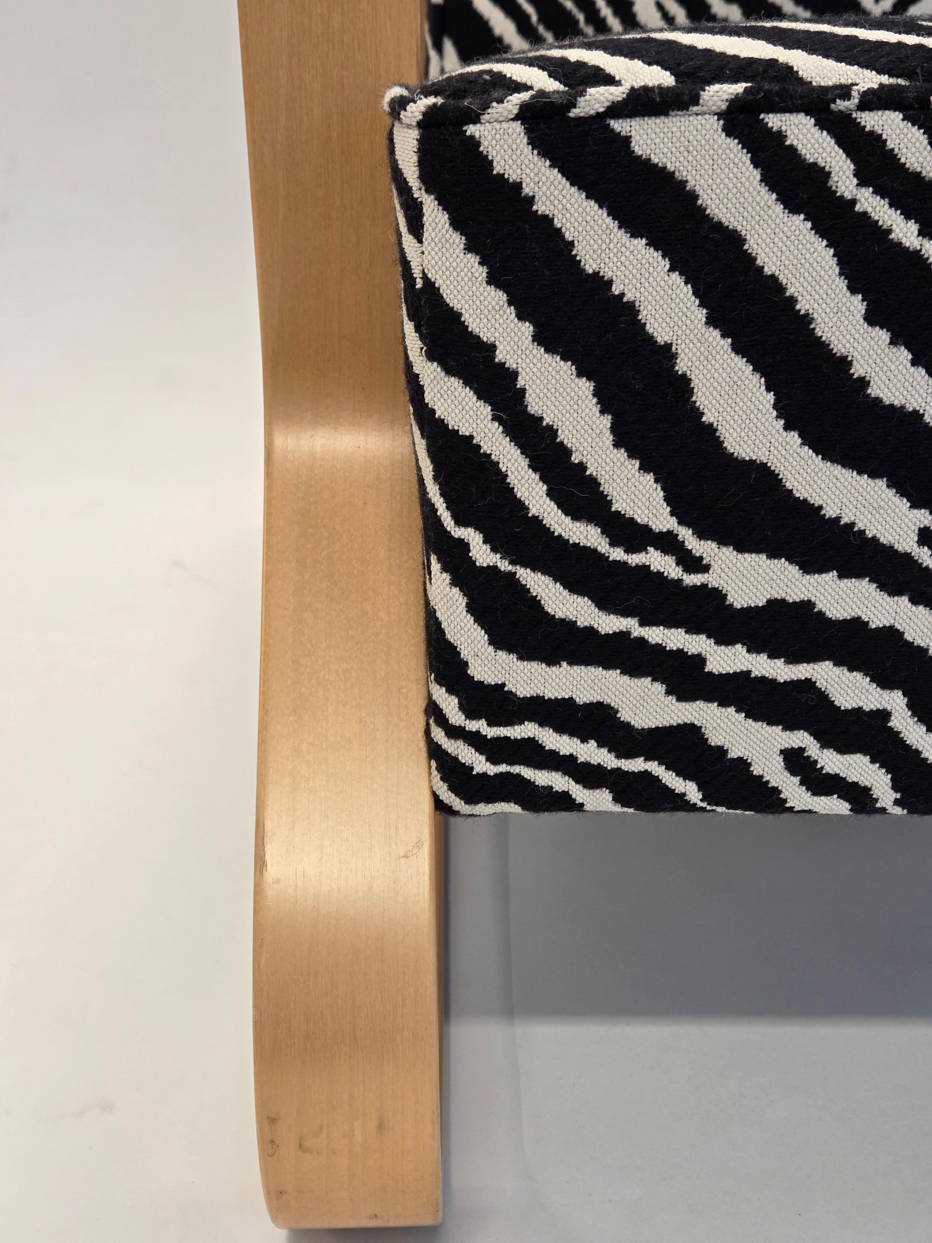 Alvar Aalto Sessel 44 mit Zebra-Polsterung im Angebot 1