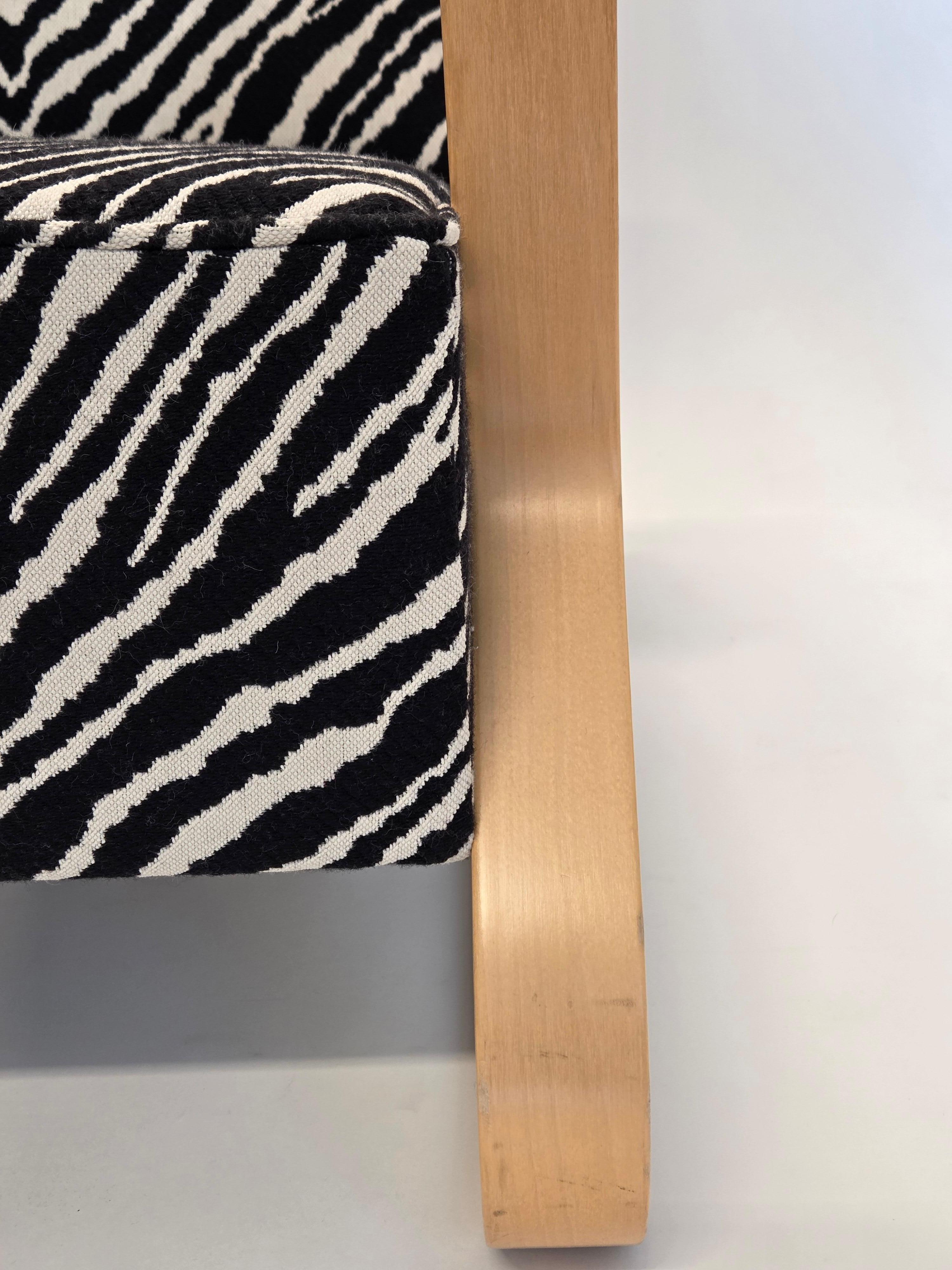 Alvar Aalto Sessel 44 mit Zebra-Polsterung im Angebot 2