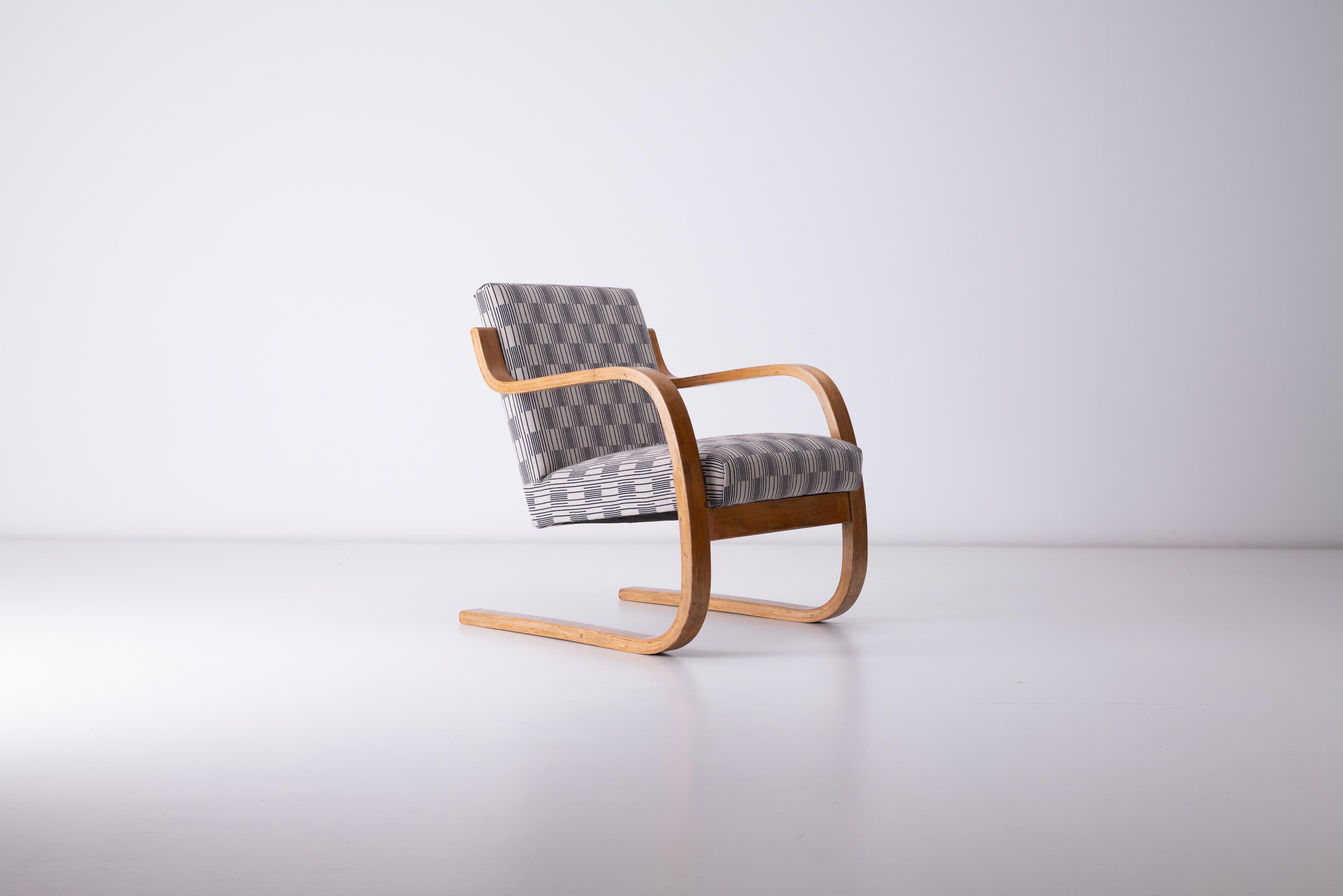Ce fauteuil Alvar Aalto modèle 34 est une pièce intemporelle du design finlandais, créée en 1933, qui témoigne de l'élégance et de l'innovation qui ont fait d'Aalto une figure clé du mouvement moderniste. Avec ses lignes épurées et organiques et sa