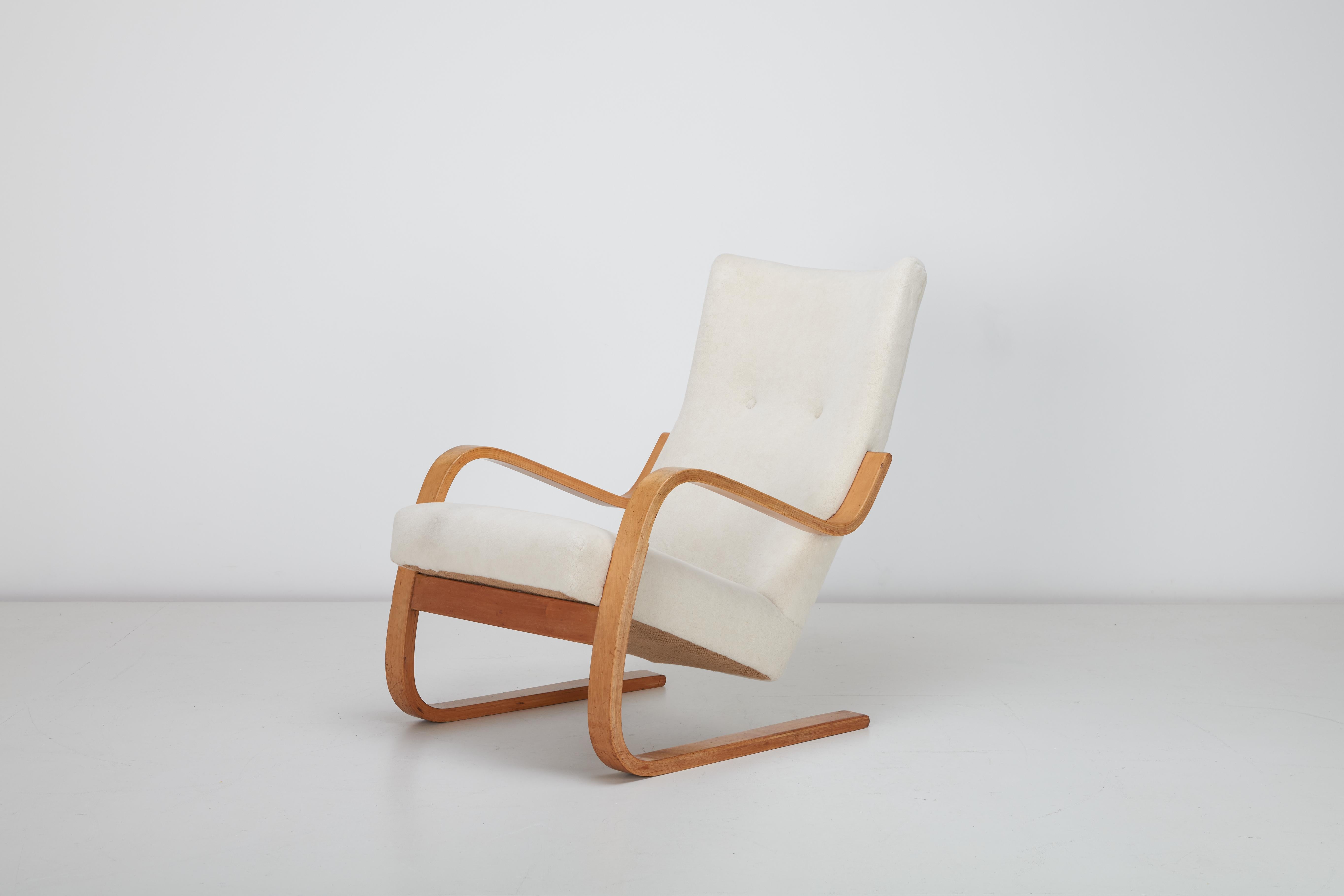 Ce fauteuil Alvar Aalto modèle 36 est une pièce intemporelle du design finlandais. Créé en 1933, il témoigne de l'élégance et de l'innovation qui ont fait d'Aalto une figure emblématique du mouvement moderniste. Avec ses lignes épurées et organiques