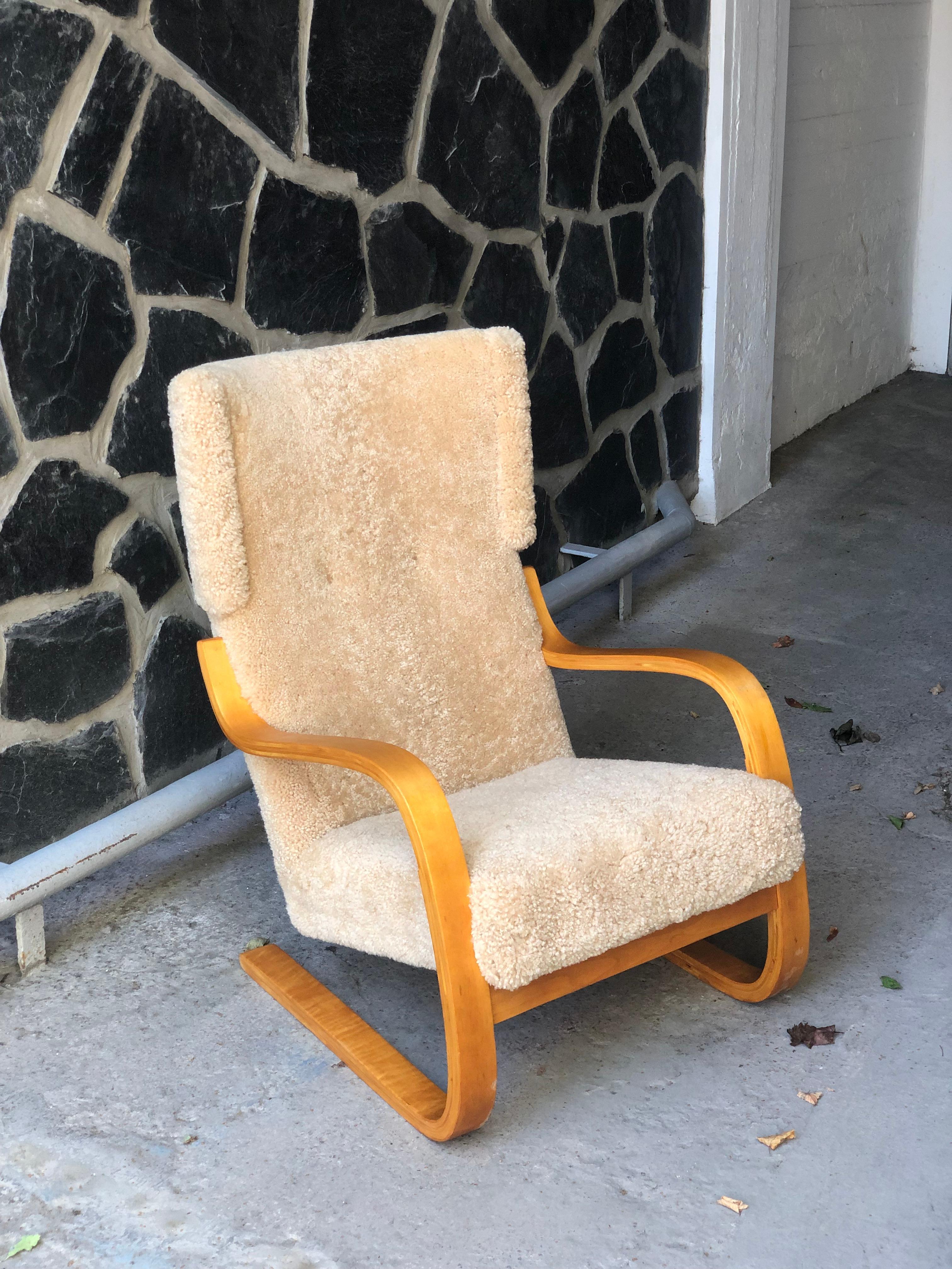 Magnifique fauteuil original d'Alvar Aalto, modèle 401, conçu pour la première fois en 1933. La chaise 401 faisait partie de l'emblématique sanatorium de Paimio, qui a propulsé le nom d'Aalto au rang d'Icone. La chaise elle-même est légère et