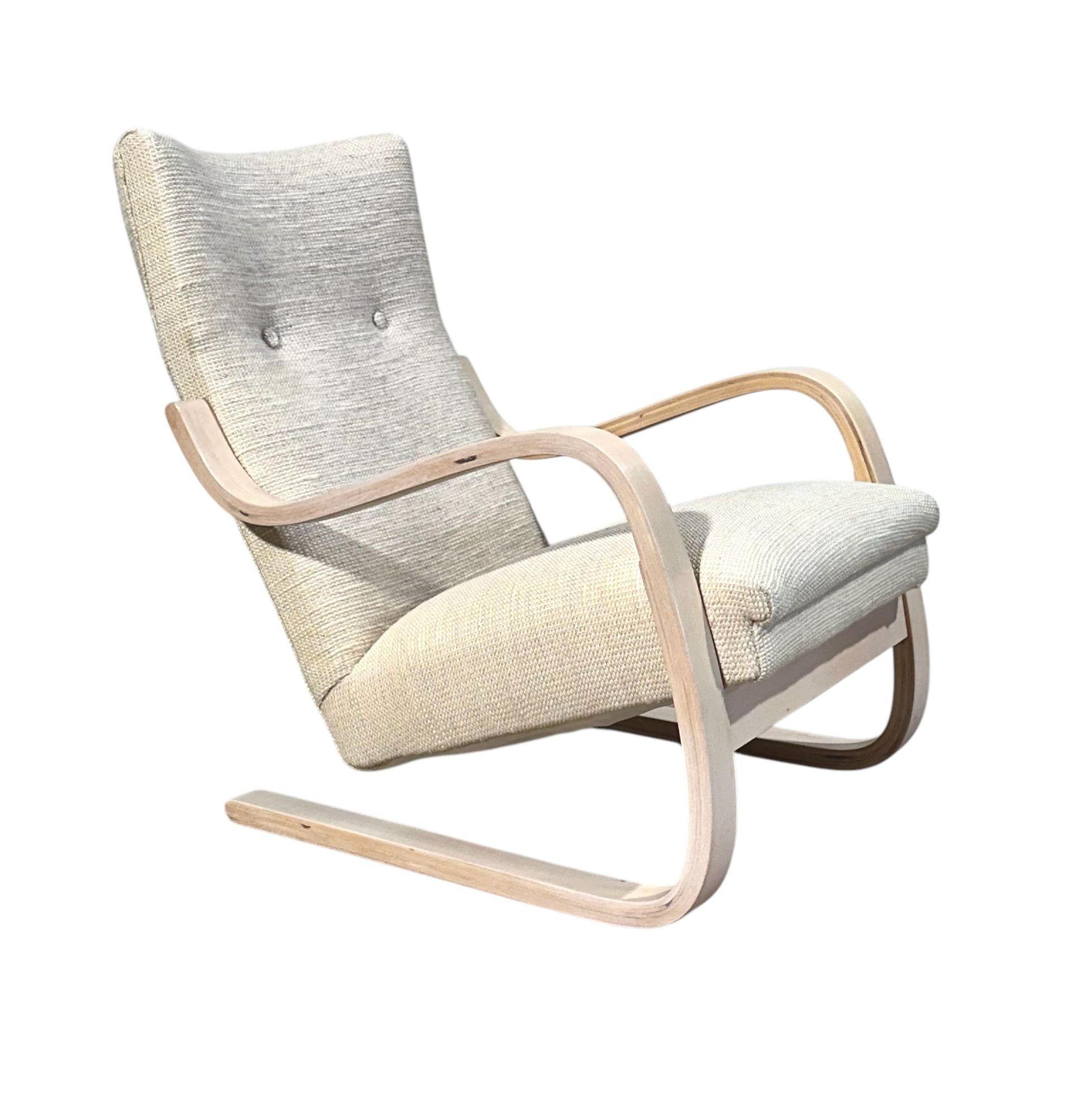 Sillón Alvar Aalto Modelo 401, Finlandia, década de 1940. Restaurado.
Mide 30,5