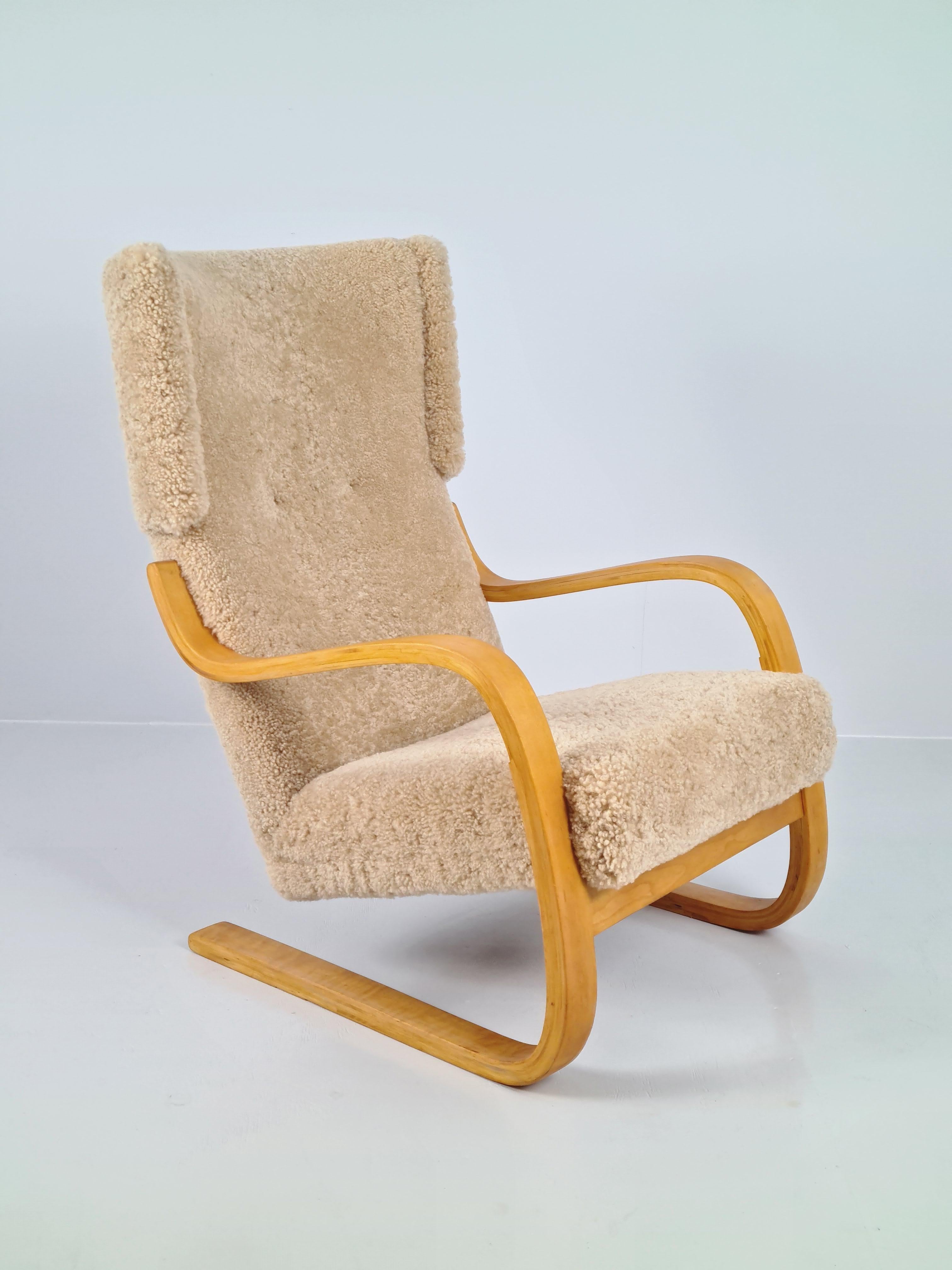 Ein schöner originaler Alvar Aalto Sessel Modell 401, der 1933 entworfen wurde. Der Stuhl 401 war Teil des ikonischen Paimio-Sanatoriums, mit dem der Name Aalto zum Star der Architekten wurde. Der Stuhl selbst ist leicht und hat die für Aaltos