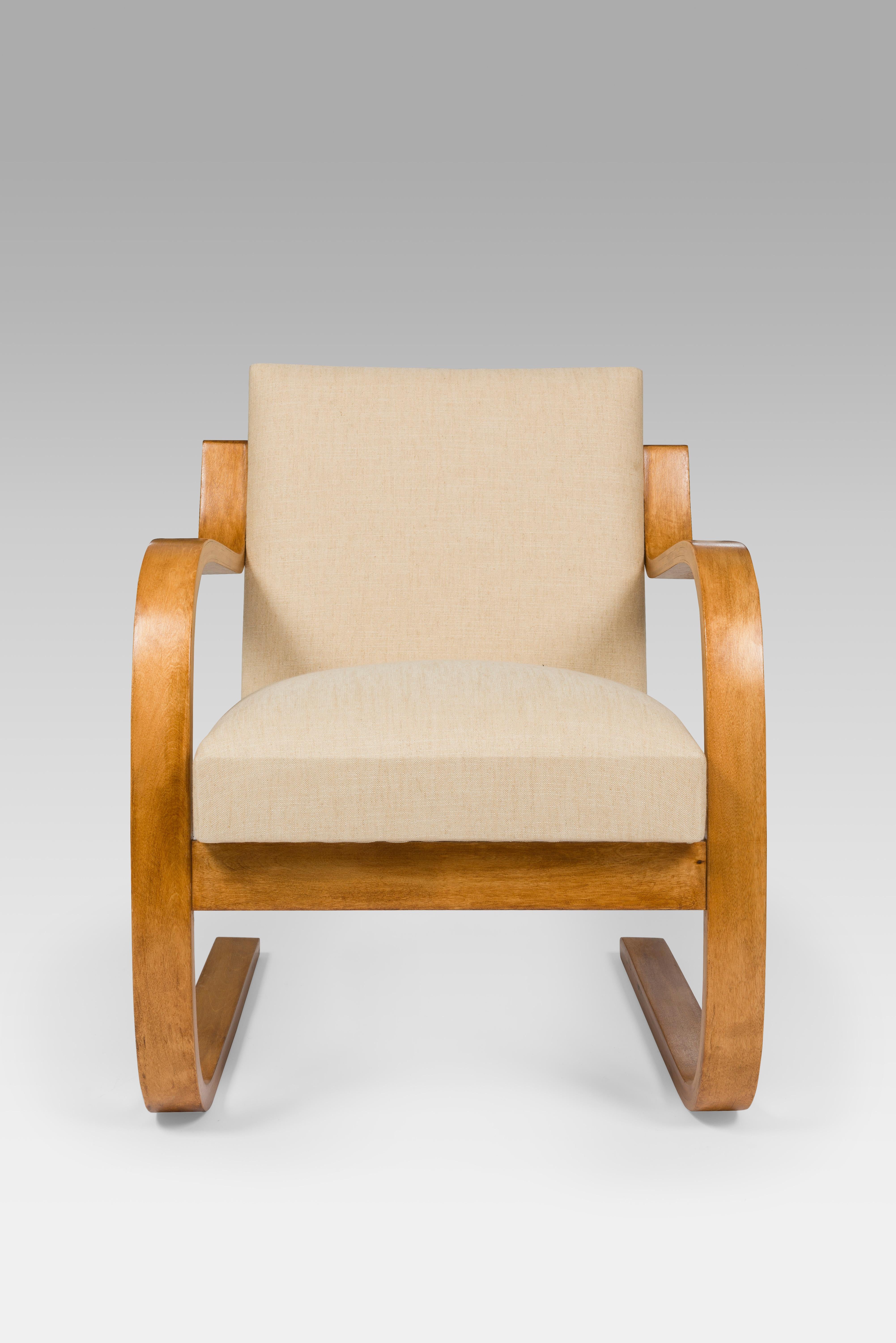 Originaler Alvar Aalto-Sessel Modell 402 aus den 1930er Jahren mit neu gepolstertem cremefarbenem Stoff. 

Eine von Aaltos bemerkenswerten Kreationen ist der 1930 eingeführte Sessel 