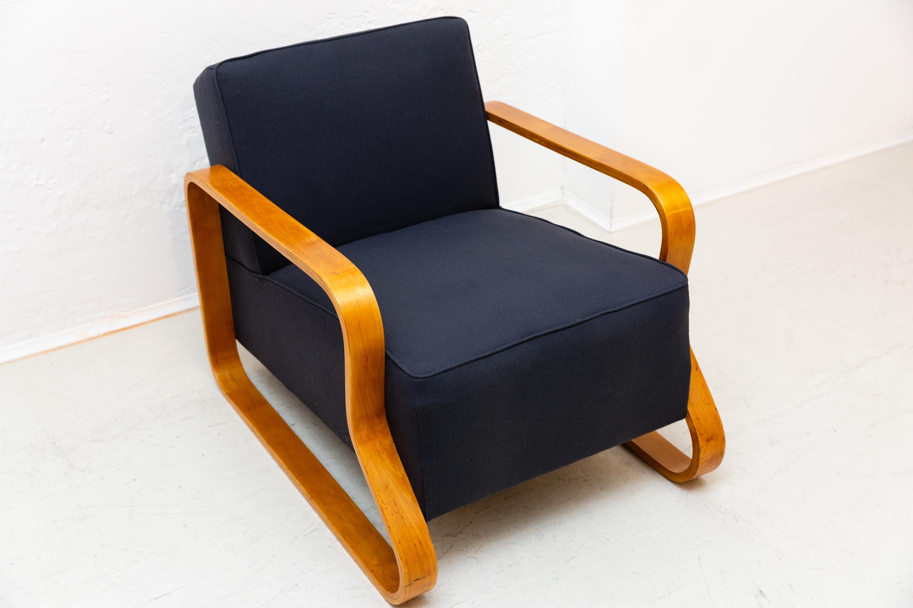 Alvar Aalto (1898-1976) Poltrona, modello 44, design 1931-1932, prodotto da Finmar. Struttura in legno con pannelli laterali in betulla laccata, imbottitura a molle vintage, tessuto appena recuperato, rivestimento in tessuto blu scuro. In ottime