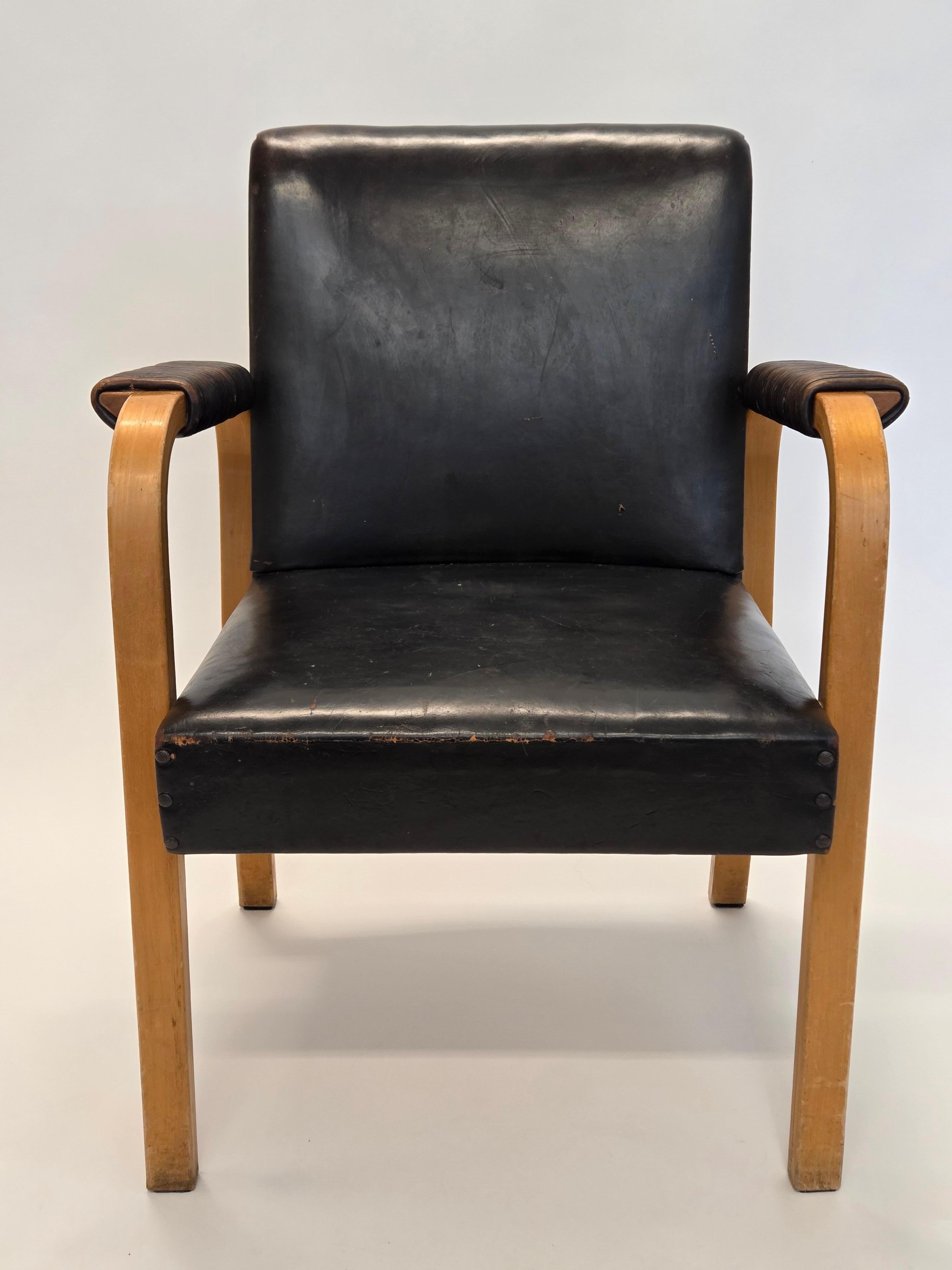 Alvar Aaltos Sessel Modell 46 von Artek, Birke mit schwarzer Original-Lederpolsterung. Der Stuhl stammt aus den 1950er Jahren und ist in einem guten gebrauchten Zustand.