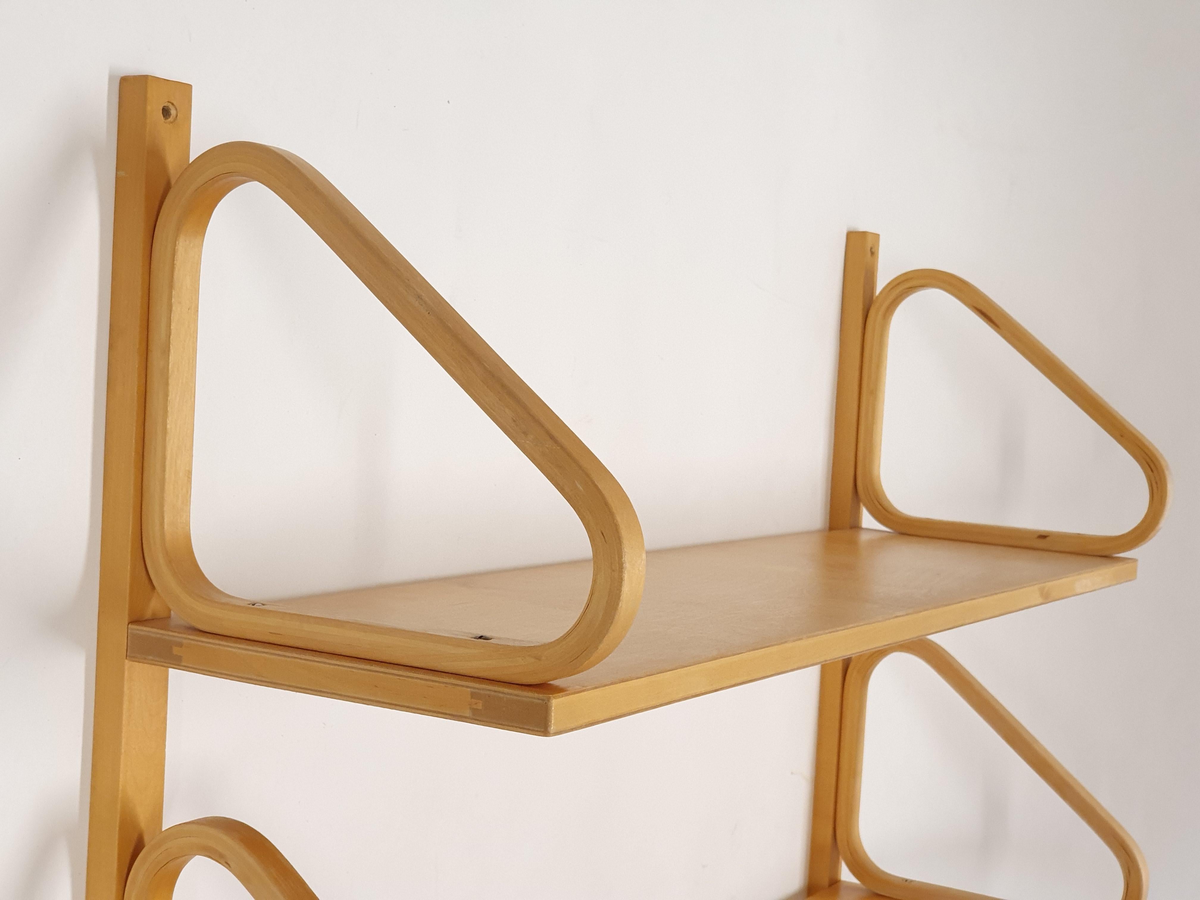 Artek Regal Modell 112B-2, Birke. Das Regal stammt aus den 1960er Jahren und ist in gutem Originalzustand. Entwurf von Alvar Aalto.