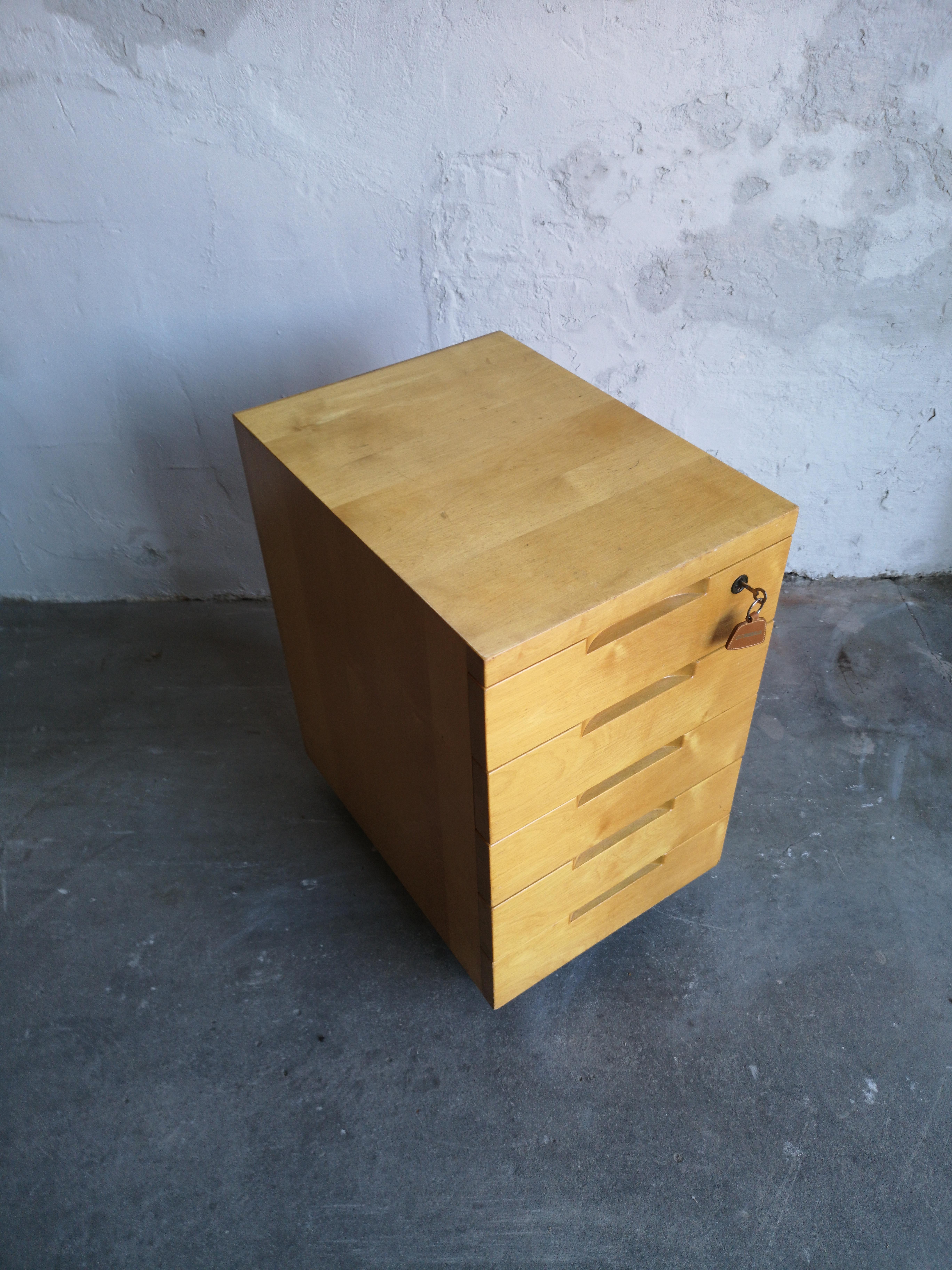 An absolutely stunning vintage Alvar Aalto / Artek 296 lacquered birch chest of drawers or filing cabinet on wooden casters, believed to originate from 1940s or 1950s. This drawer has had an easy life as it is in fantastic vintage condition despite