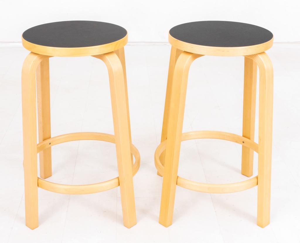 Alvar Aalto (Nature, 1898 - 1976) for Artek Mid-Century Modern set of two high chairs or stools in natural wood, and black seats, made in 2015, marked on bottom.

Dimensions : 25.5