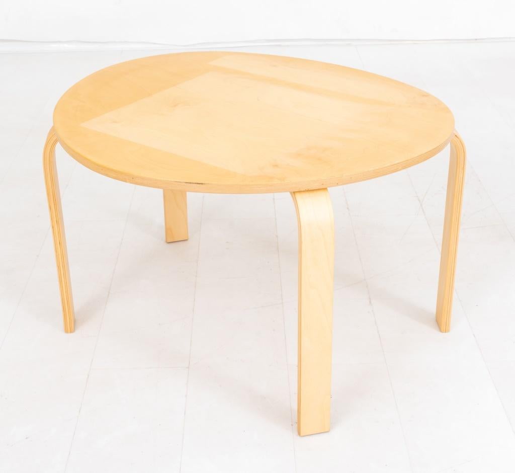 Alvar Aalto Artek Mid-Century Modern Side Tables, Pair In Good Condition For Sale In New York, NY
