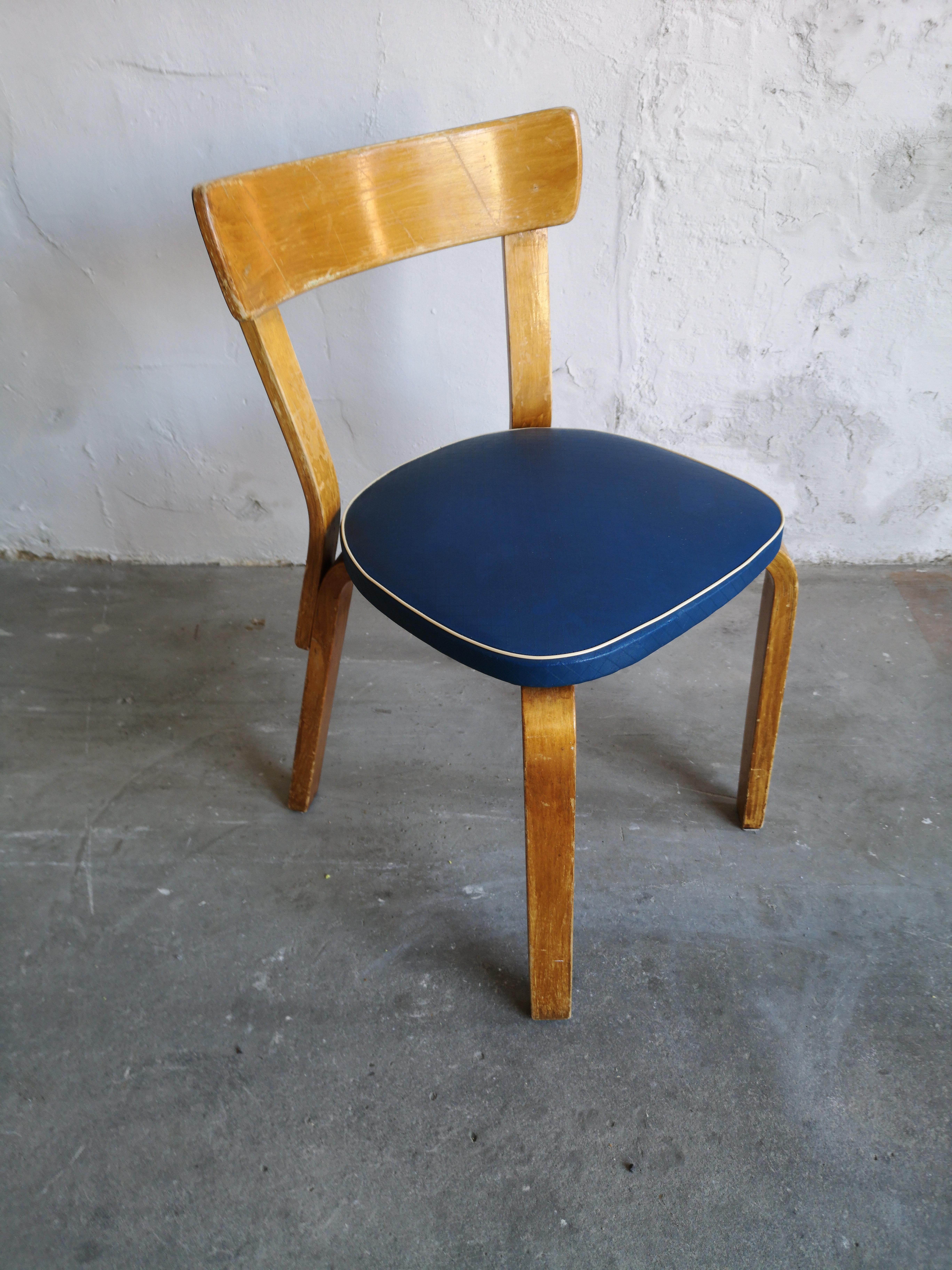 A stunning vintage Alvar Aalto chair 69 with vinyl upholstery. The vinyl has no rips or tears. The chair is solid and doesn't wobble.