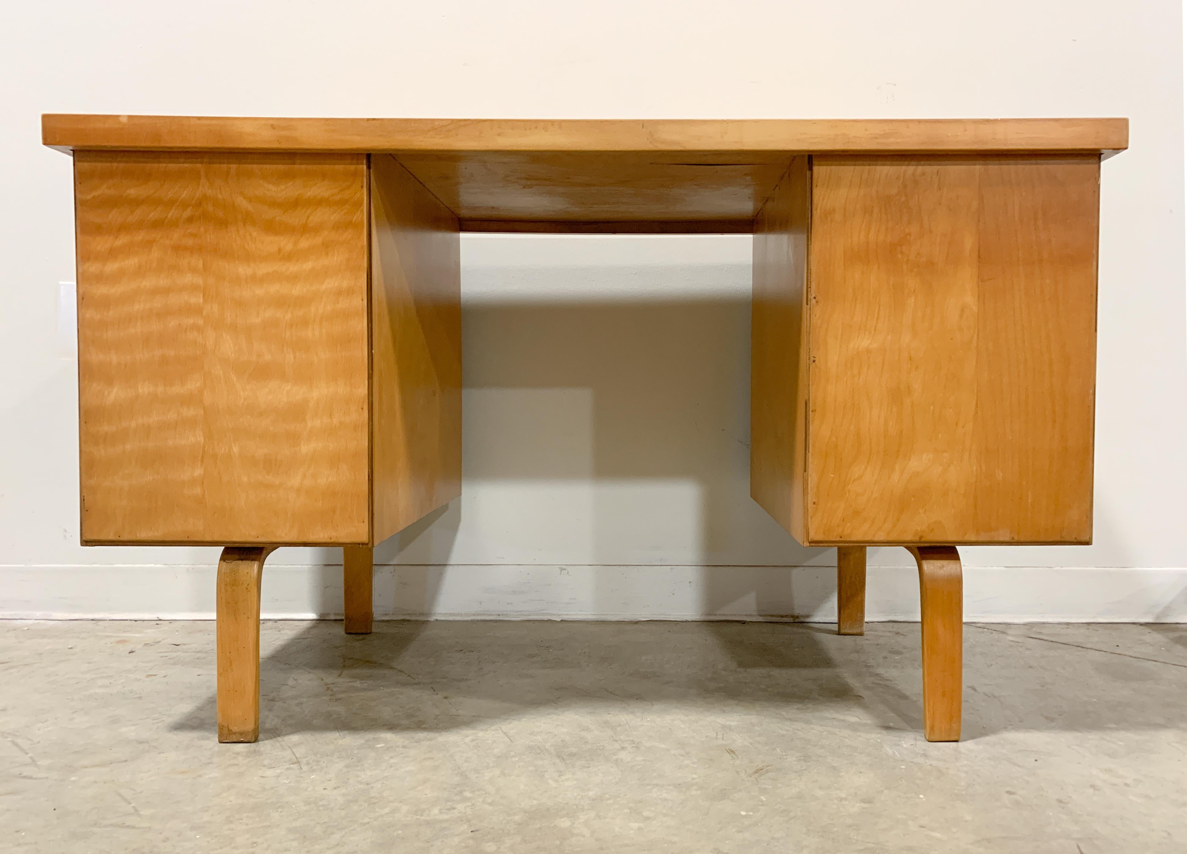 Mid-Century Modern Alvar Aalto Artek-Pascoe 1940s Desk and Chair