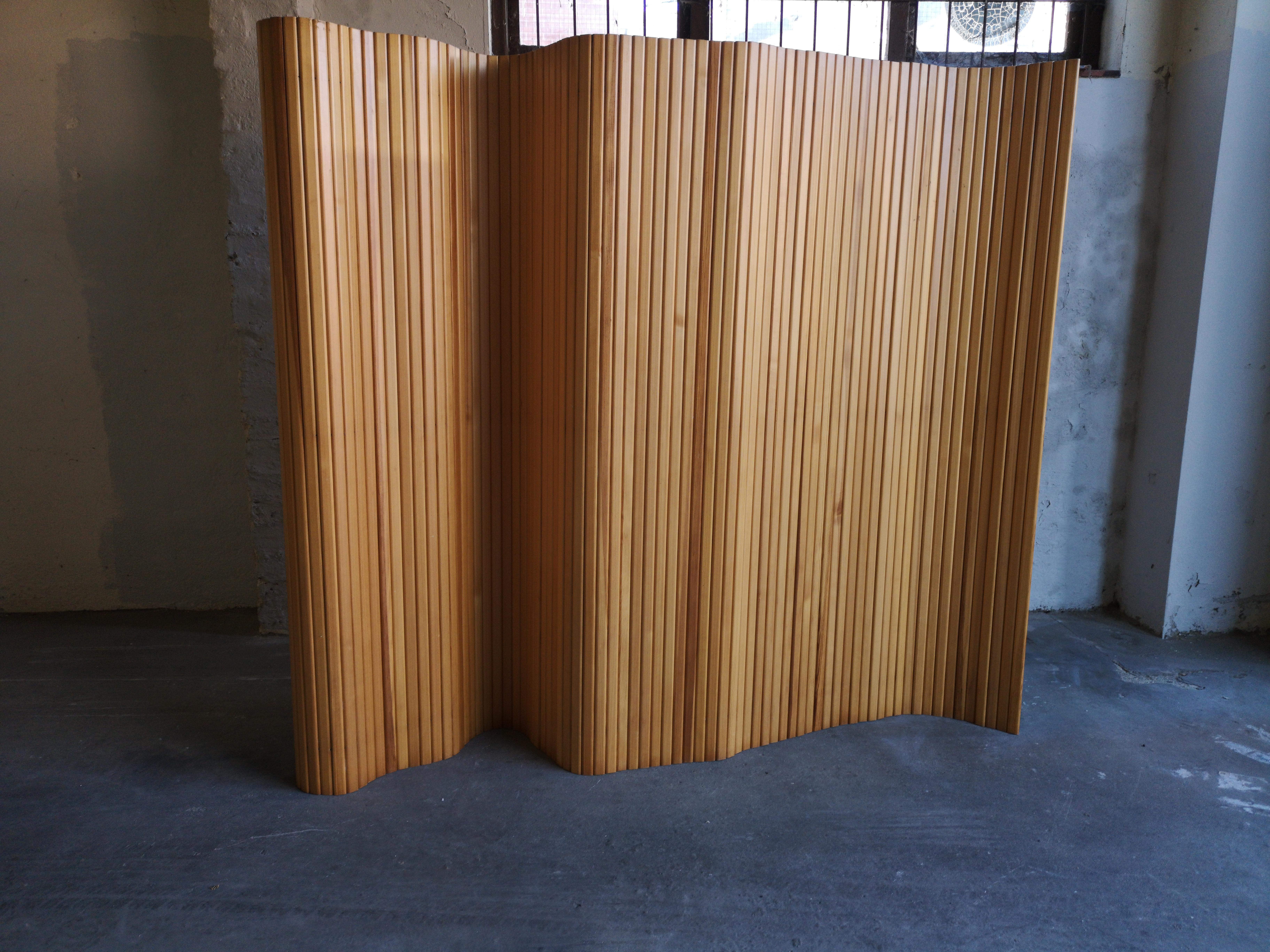 Iconic pinewood room divider designed by Alvar Aalto in the 1930s. The screen can be rolled up and shaped in various positions. Minor signs of use.