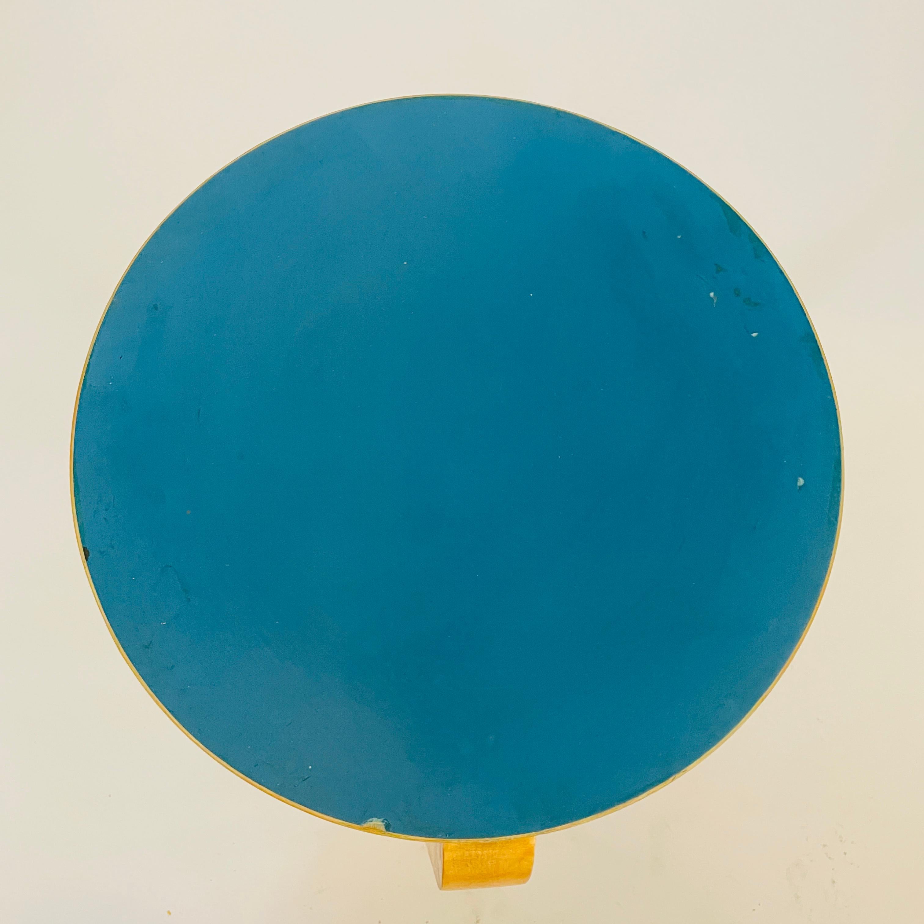Alvar Aalto, Hocker „Artek“, 60er-Jahre, blaue Linoleum-Platte 1