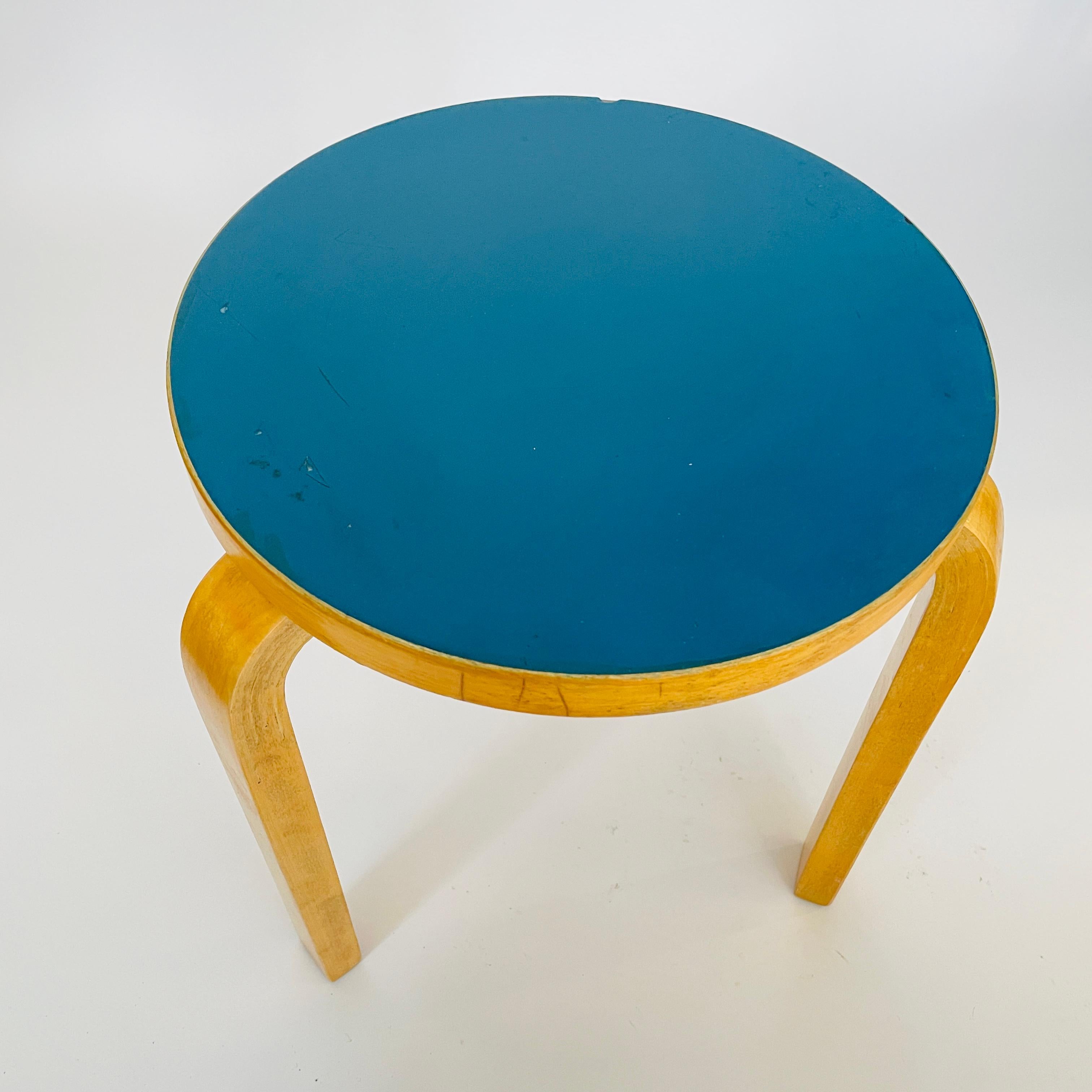 Alvar Aalto, Hocker „Artek“, 60er-Jahre, blaue Linoleum-Platte (Holzarbeit)