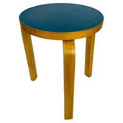 Alvar Aalto, Hocker „Artek“, 60er-Jahre, blaue Linoleum-Platte